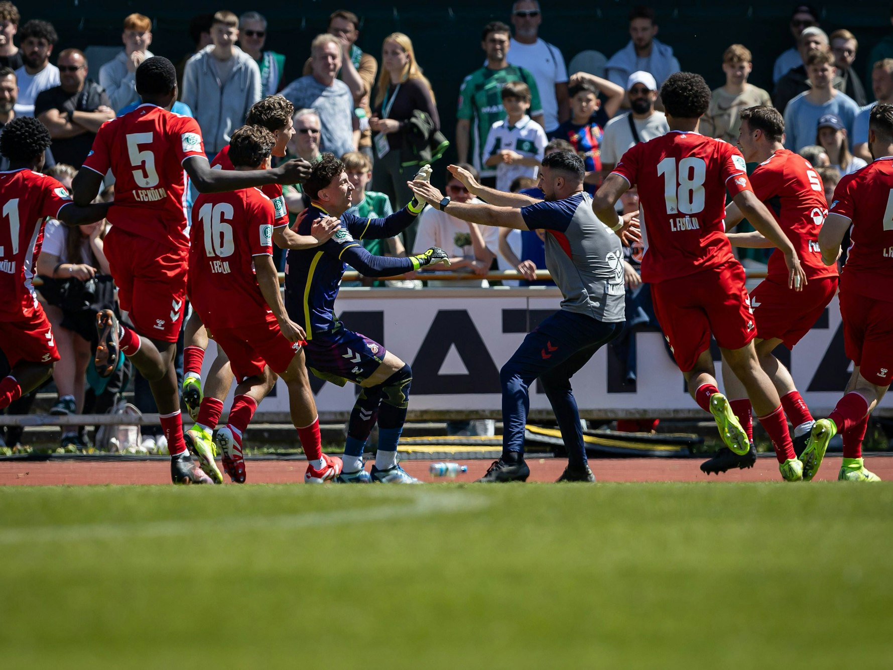 DFB-U19 - Nachwuchsliga-Halbfinale: SV Werder Bremen gegen 1. FC Köln. Jubel nach Sieg des FC.