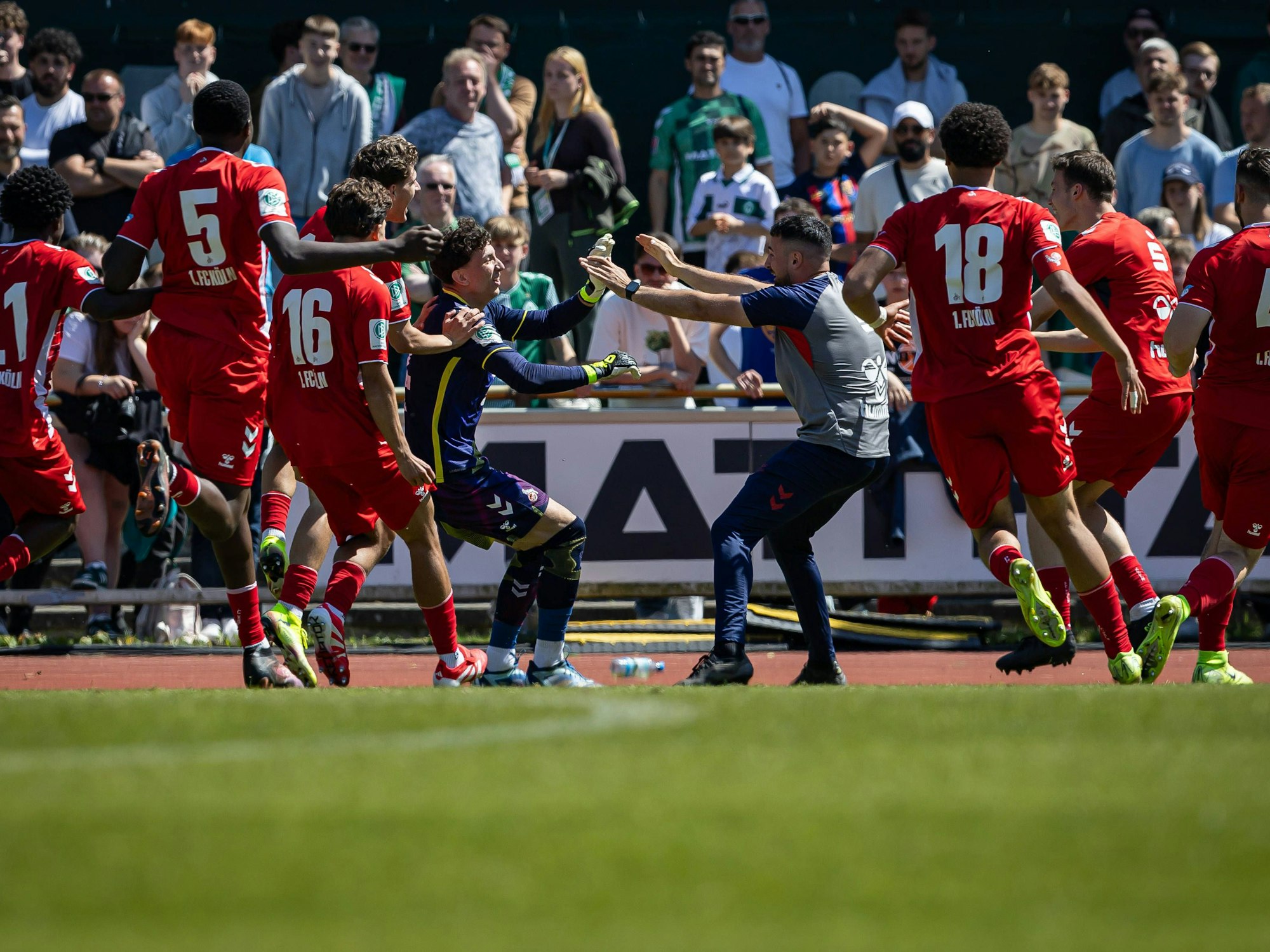 DFB-U19 - Nachwuchsliga-Halbfinale: SV Werder Bremen gegen 1. FC Köln. Jubel nach Sieg des FC.