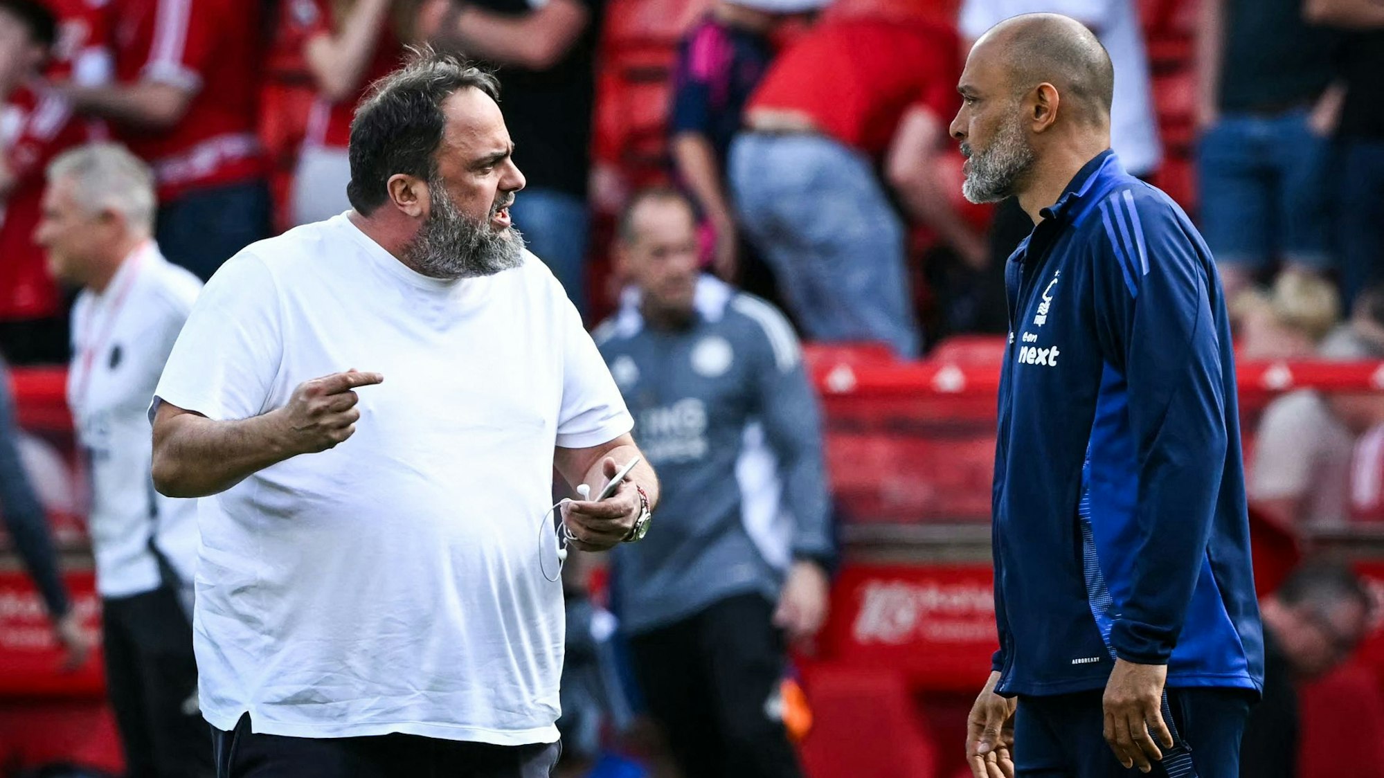 Nottingham-Coach Nuno Espirito Santo (r.) und Klub-Eigentümer Evangelos Marinakis im Gespräch.