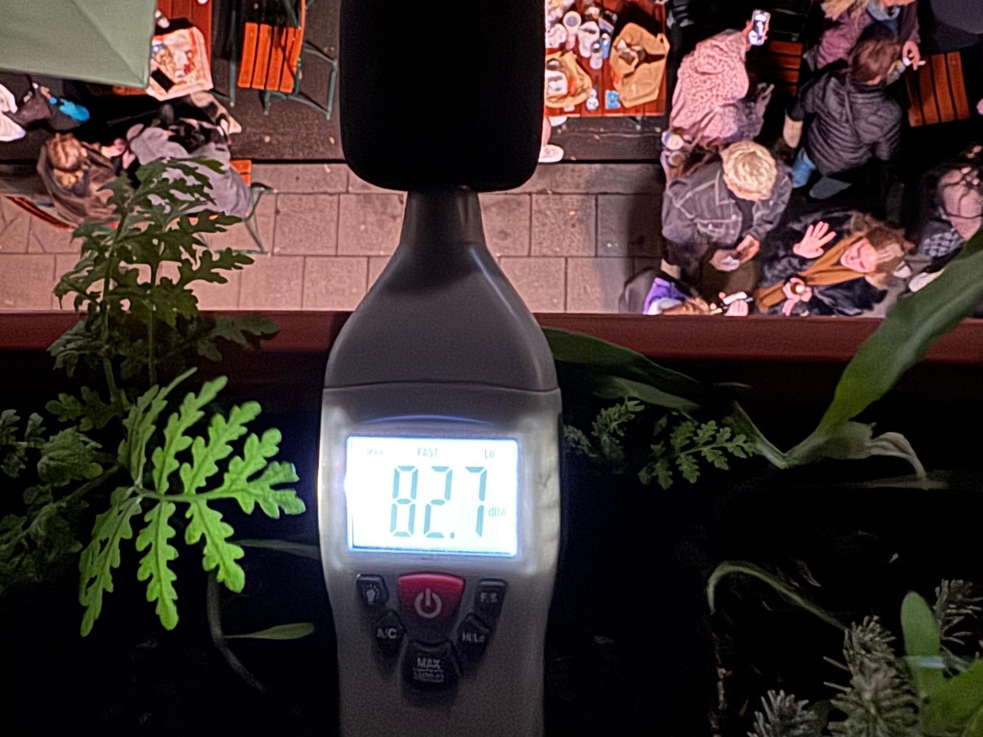 Ein Messgerät zeigt 82,7 Dezibel an.