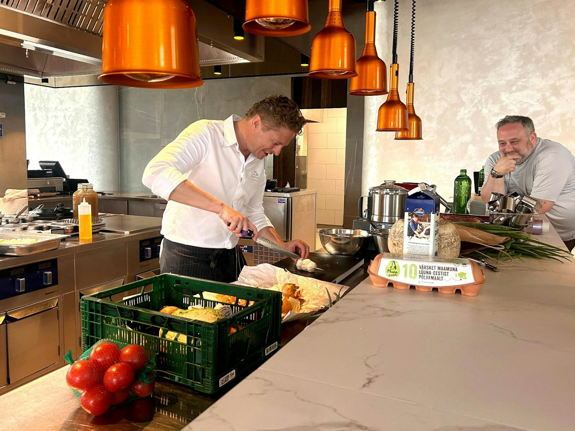 In Tallinn begeht Klein beim Cheesecake à la Mimolette von Matthias Diether (rechts) einen entscheidenden Fehler. (Bild: RTL / Endemol Shine / Alina Hildebrandt)