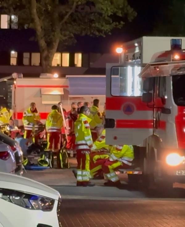 Das Videostandbild zeigt Rettungskräfte im Einsatz nach dem HSV-Spiel vor dem Stadion.