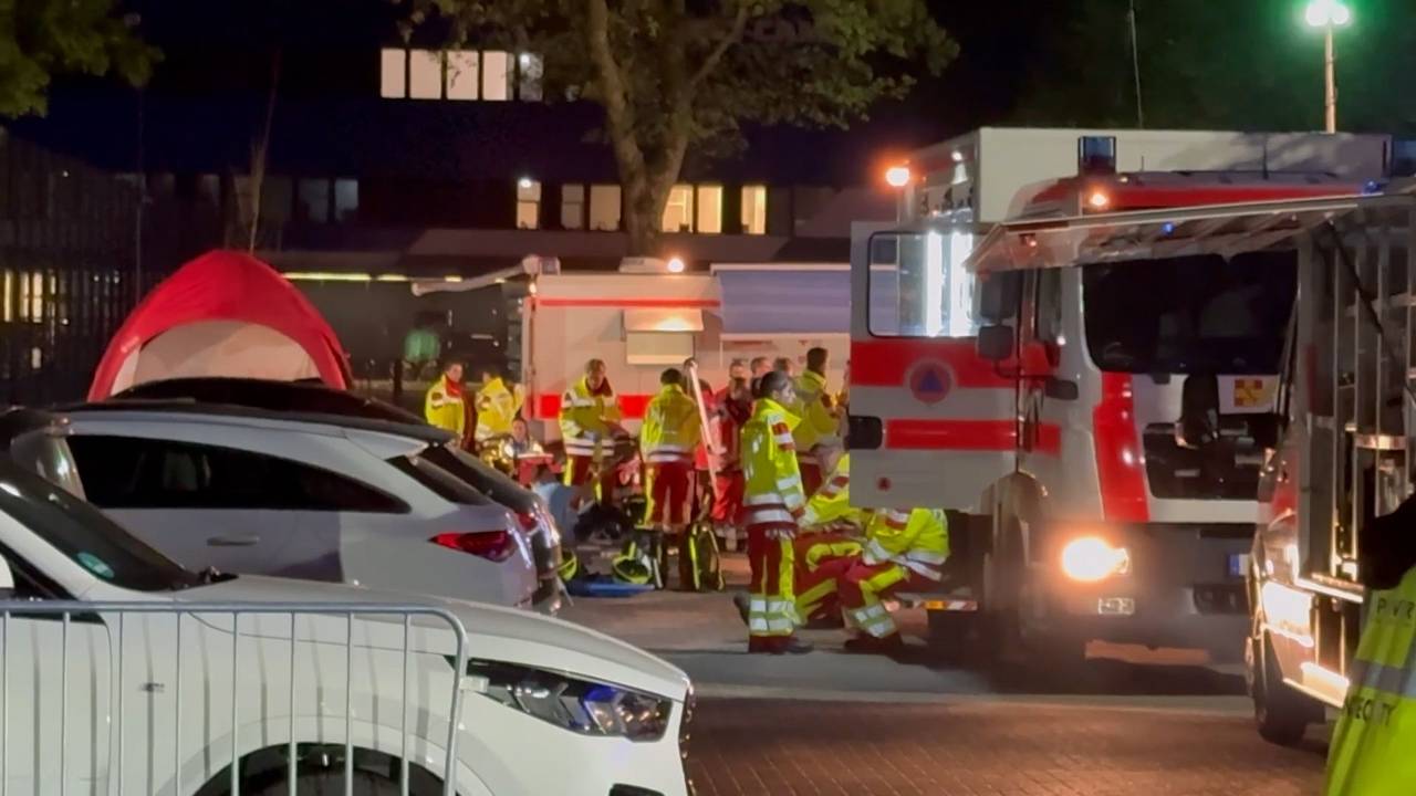 Das Videostandbild zeigt Rettungskräfte im Einsatz nach dem HSV-Spiel vor dem Stadion.
