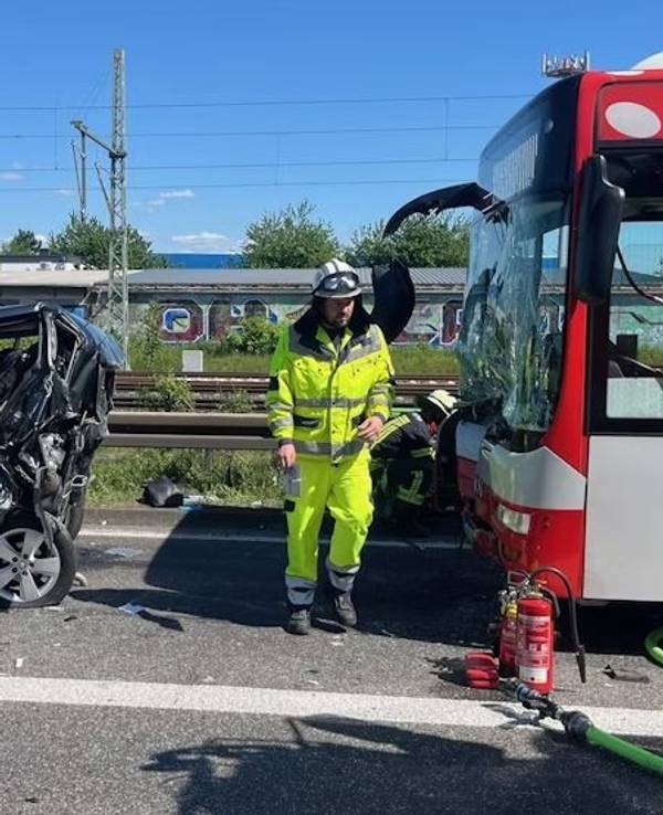 Mehrere Unfallfahrzeuge auf der Autobahn