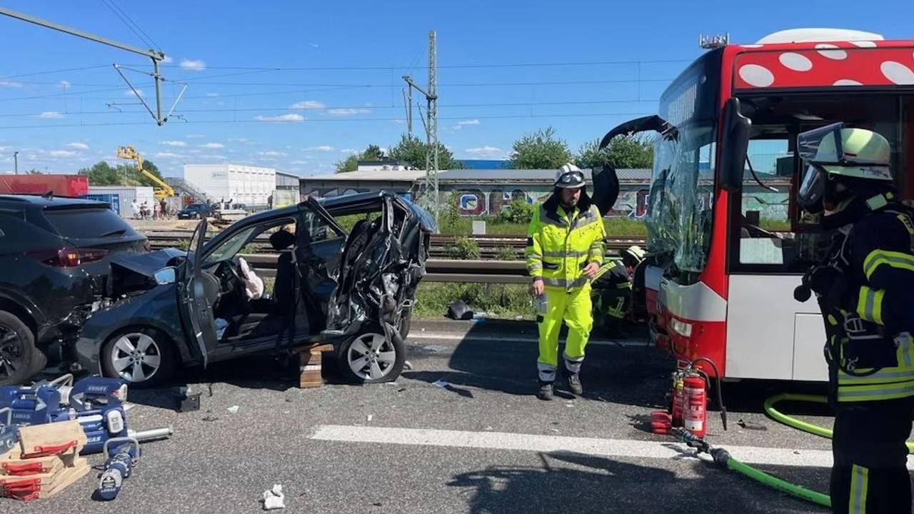 Mehrere Unfallfahrzeuge auf der Autobahn