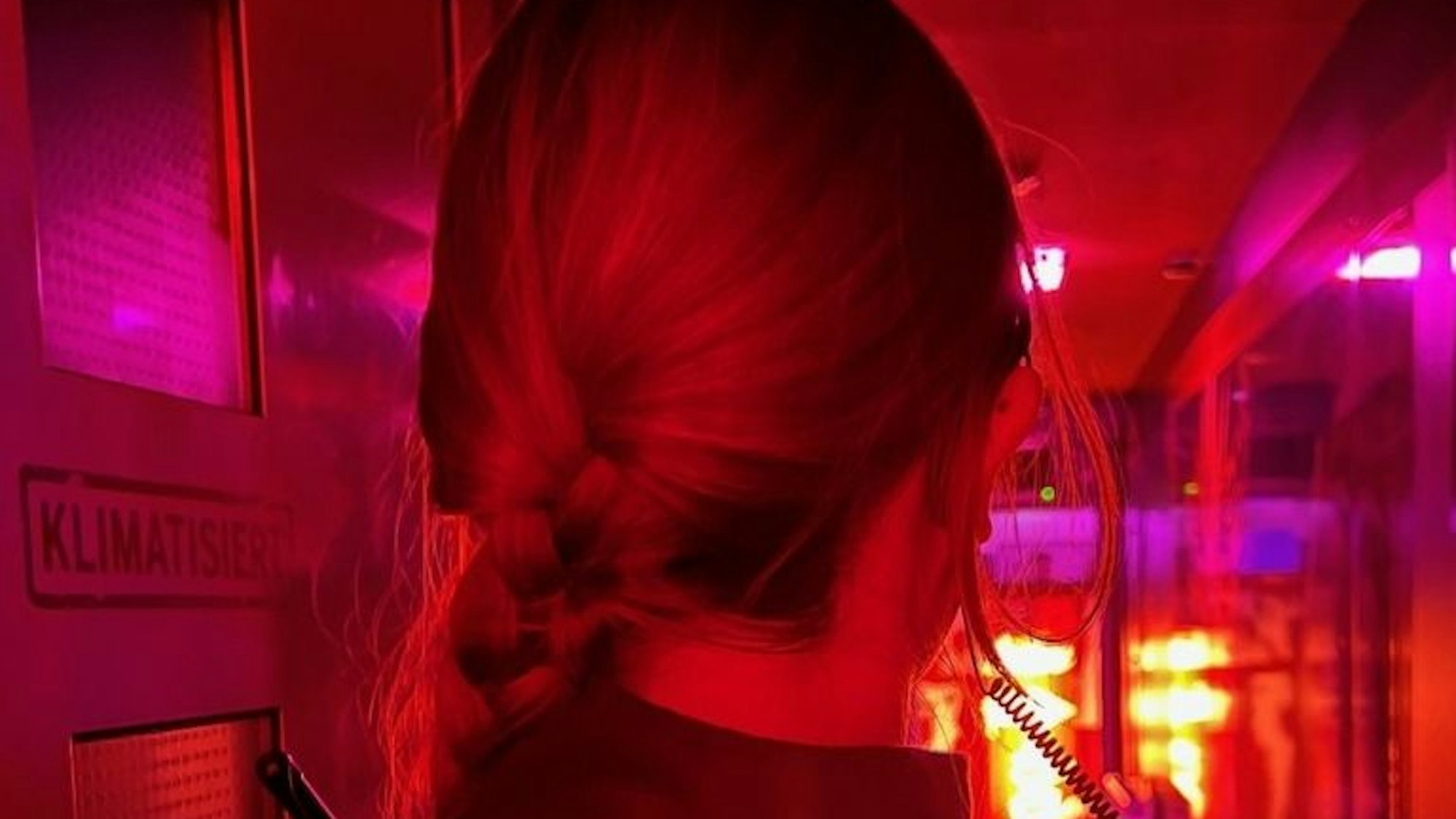 Polizeibeamtin bei einem behördenübergreifenden Schwerpunkteinsatz gegen Clan-Kriminalität in Duisburg