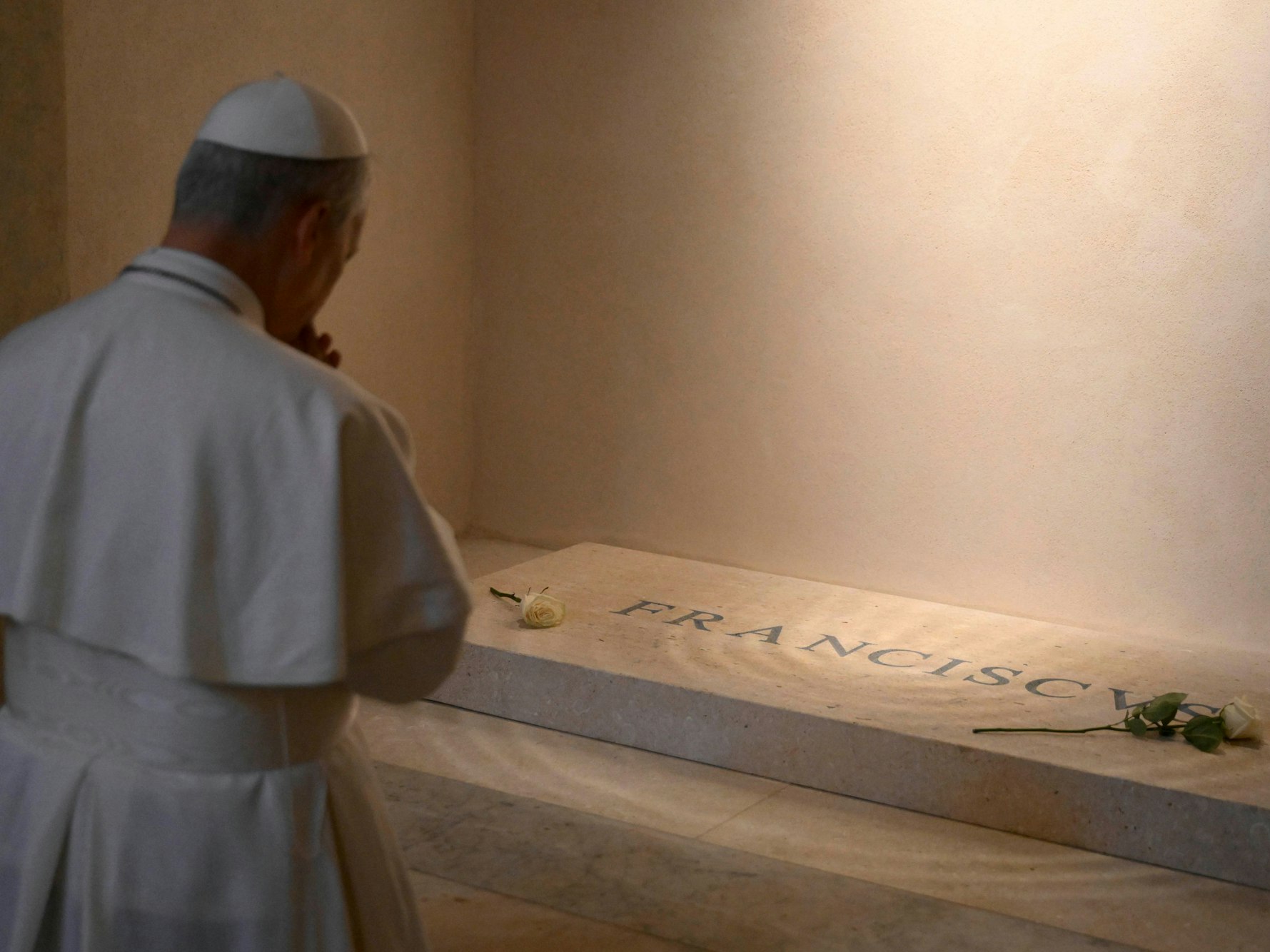 Papst Leo XIV. betet am Grab des verstorbenen Papstes Franziskus in der Basilika Santa Maria Maggiore.