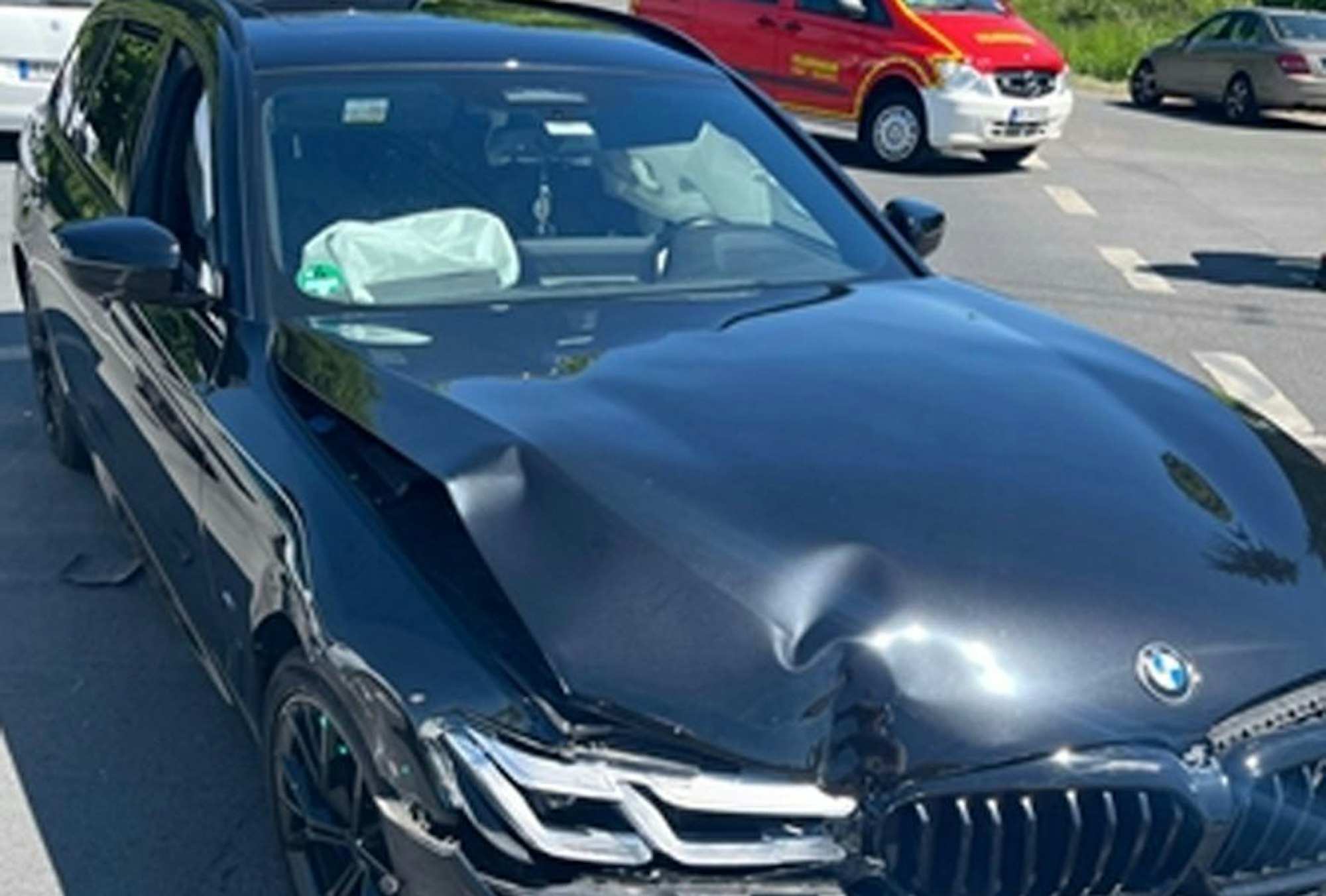 Verkehrsunfall in Wülfrath: Ein 84-jähriger Velberter missachtete die Vorfahrt eines 62-jährigen Wülfrather. Beide Fahrzeuge wurden stark beschädigt.