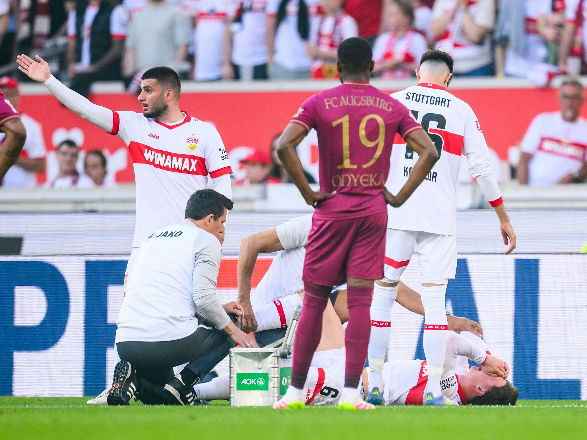 Stuttgarts Angelo Stiller liegt verletzt auf dem Boden und wird behandelt.