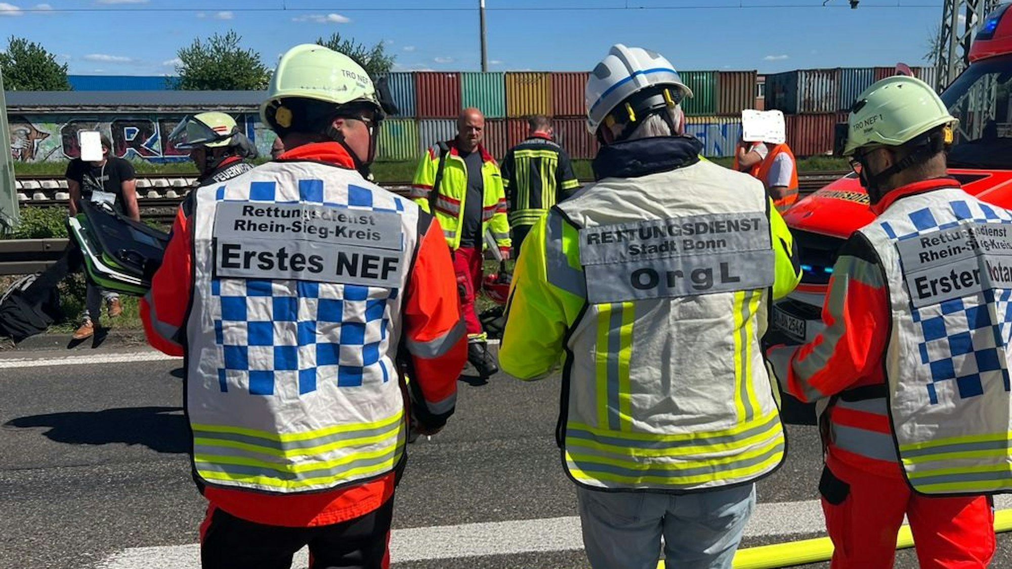 Schwerer Verkehrsunfall auf der A59 bei Bonn mit acht verletzten Personen. Die Autobahn war in Fahrtrichtung Köln für mehrere Stunden gesperrt.