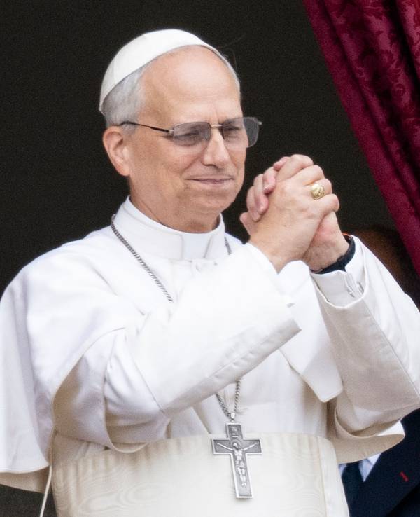 Papst Leo XIV. steht am 11. Mai 2025 auf dem Mittelbalkon des Petersdoms bei seinem ersten Sonntagssegen.