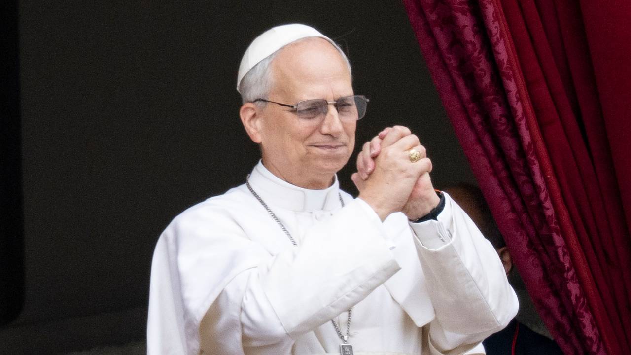 Papst Leo XIV. steht am 11. Mai 2025 auf dem Mittelbalkon des Petersdoms bei seinem ersten Sonntagssegen.