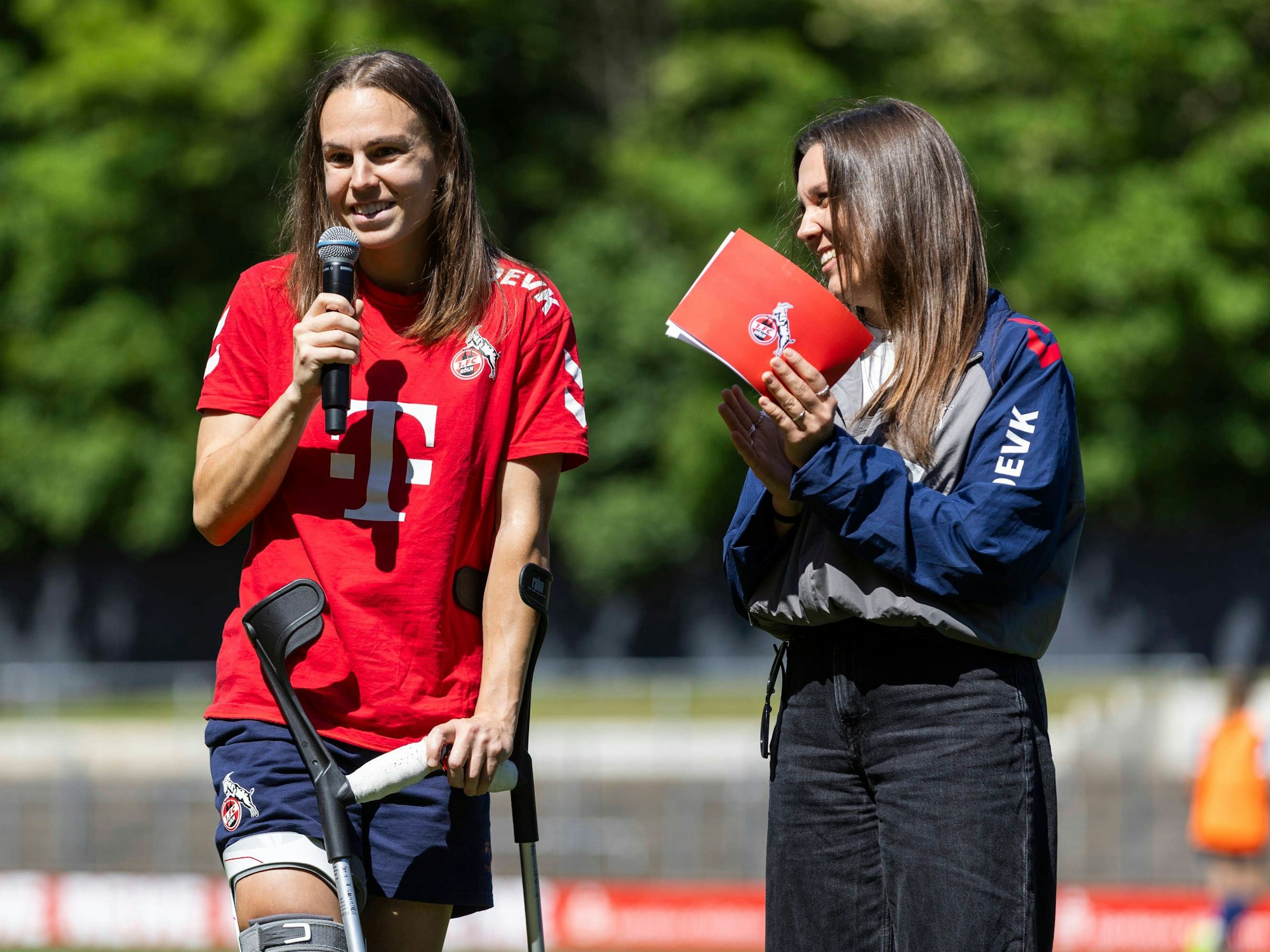 Dora Zeller (1. FC Köln) verkündet im Halbzeitinterview mit Stadionsprecherin Svenja Hein ihre Vertragsverlängerung.