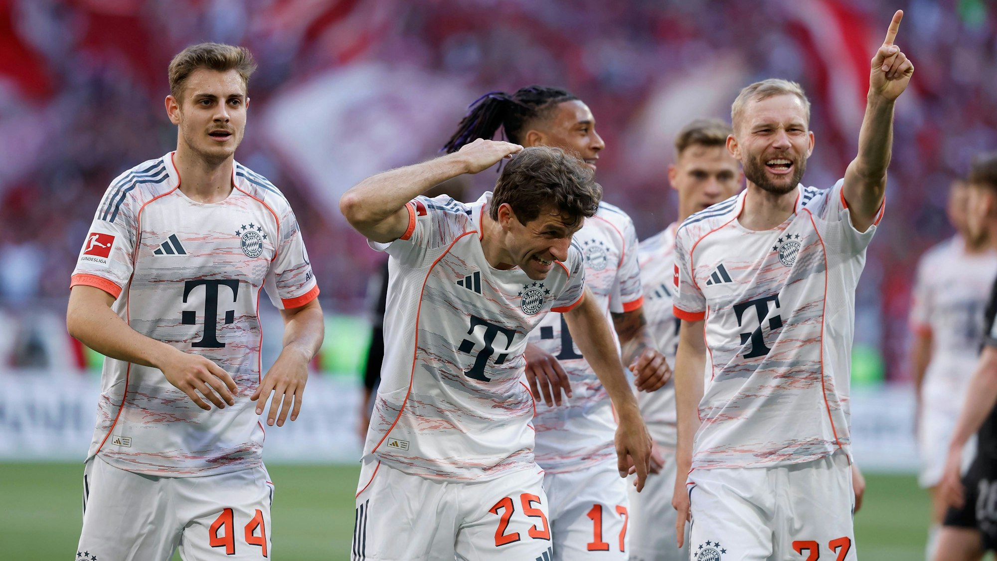 Josip Stanisic (l.), Thomas Müller (M.) und Konrad Laimer (r.) jubeln beim Spiel des FC Bayern.