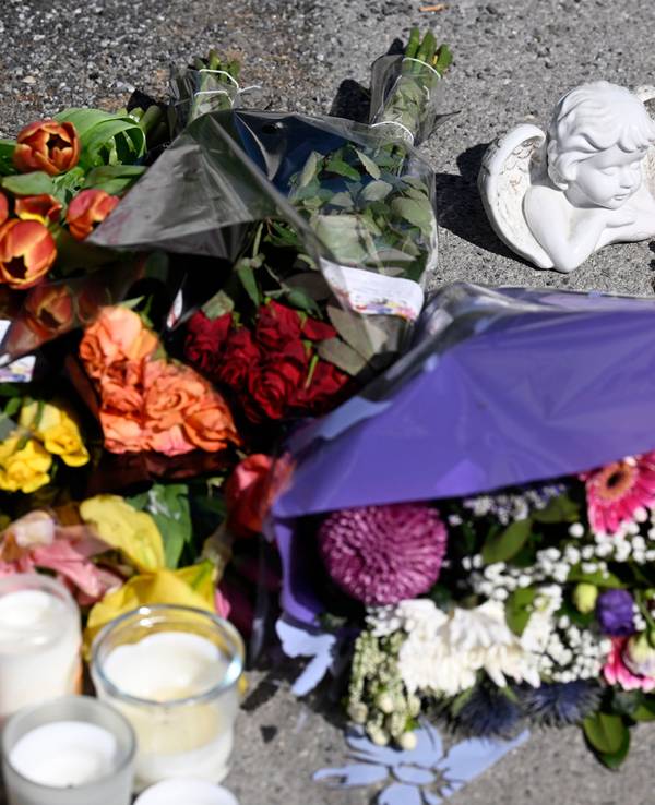Unbekannte haben an der Stelle in Menden, wo ein 17-Jähriger einen 14-Jährigen erstochen hat, Blumen niedergelegt und Kerzen aufgestellt.