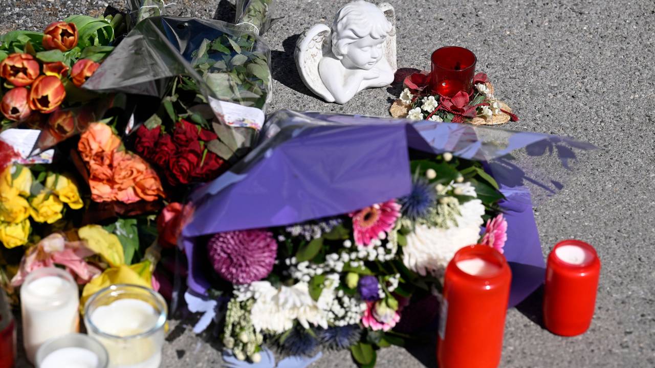 Unbekannte haben an der Stelle in Menden, wo ein 17-Jähriger einen 14-Jährigen erstochen hat, Blumen niedergelegt und Kerzen aufgestellt.