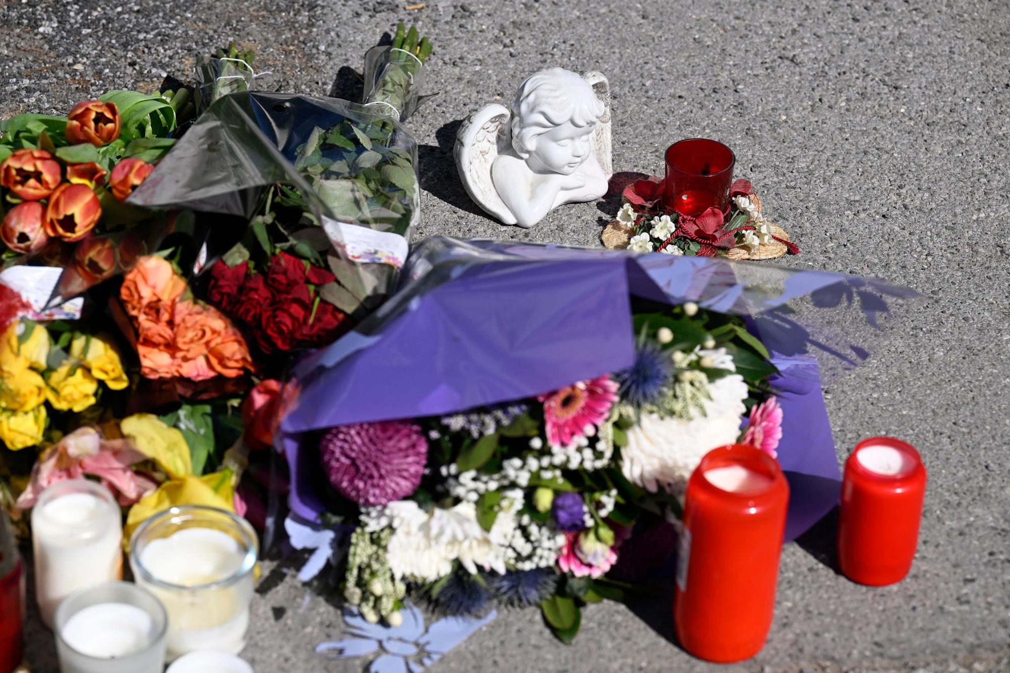 Unbekannte haben an der Stelle in Menden, wo ein 17-Jähriger einen 14-Jährigen erstochen hat, Blumen niedergelegt und Kerzen aufgestellt.