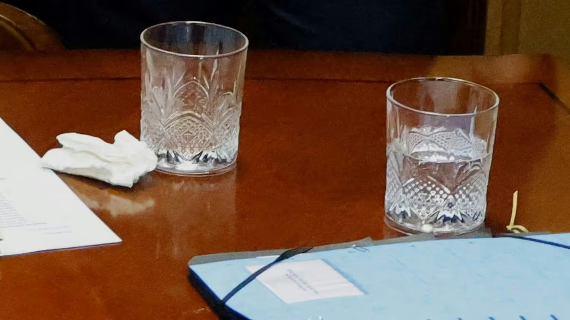 Zerknülltes Taschentuch und vermutlich ein Cocktailspießchen: Hochauflösende Fotos entlarven die russischen Behauptungen über Merz und Macron. Ludovic MARIN / POOL / AFP