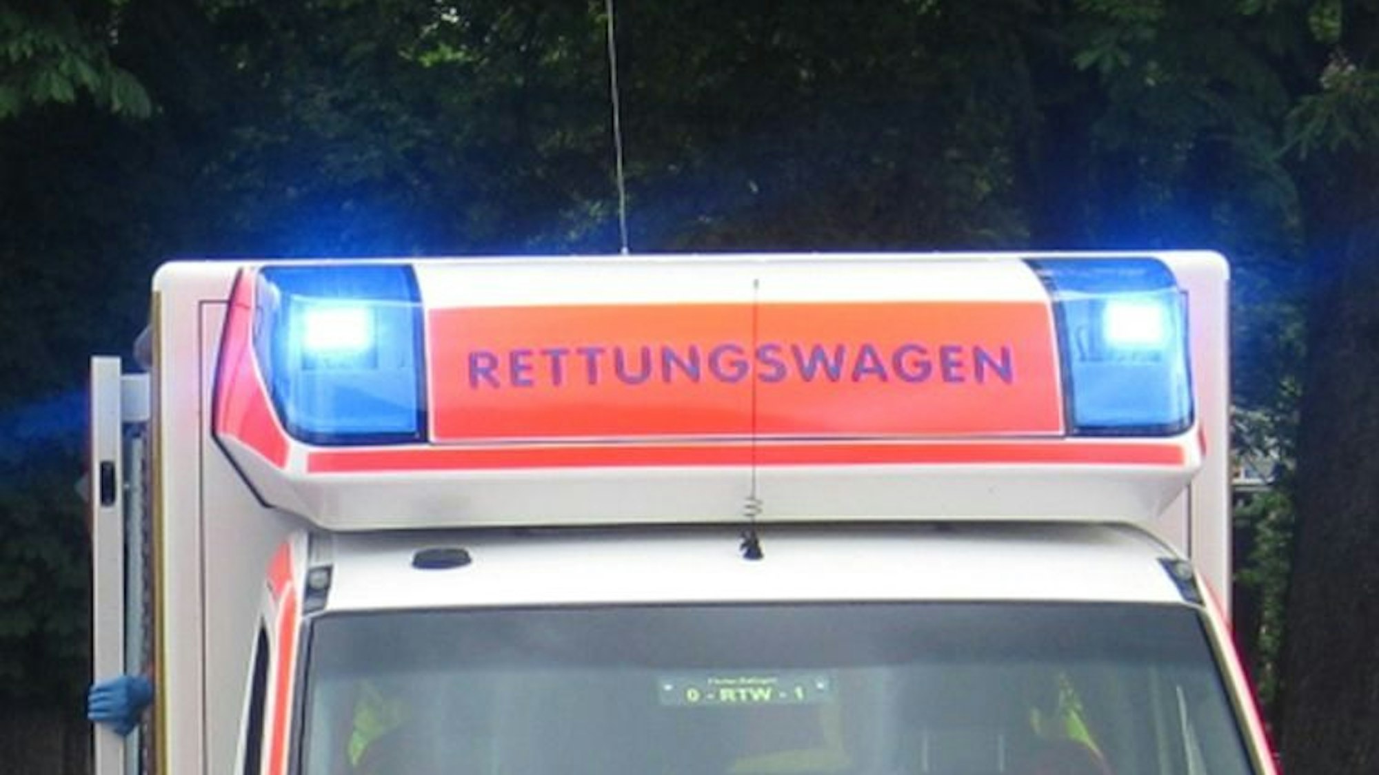Rettungswagen mit Blaulicht. Symbolbild zur Pressemeldung der Polizei über ein entwendetes Motorrad in Ratingen-Lintorf.