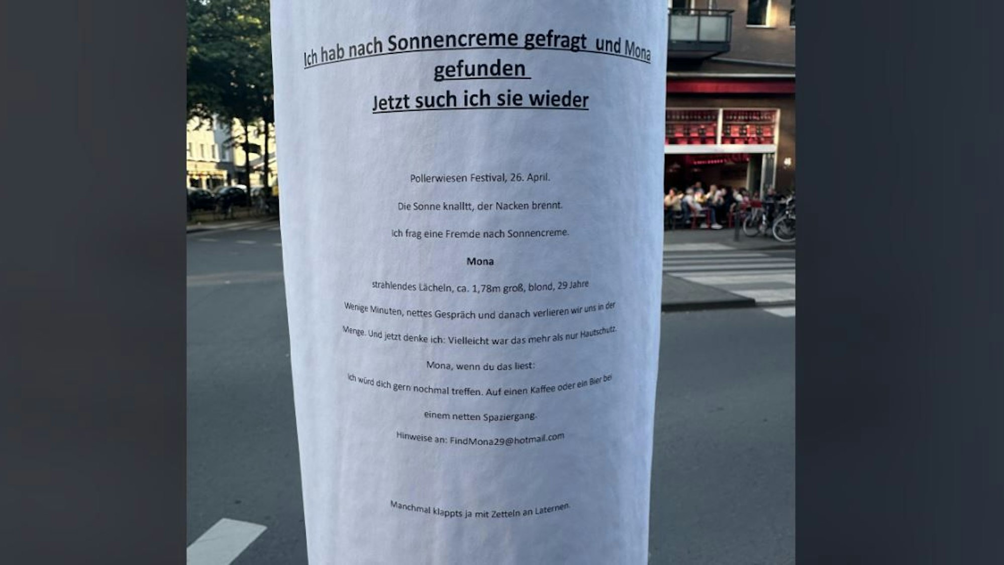 Ein Zettel an einer Laterne