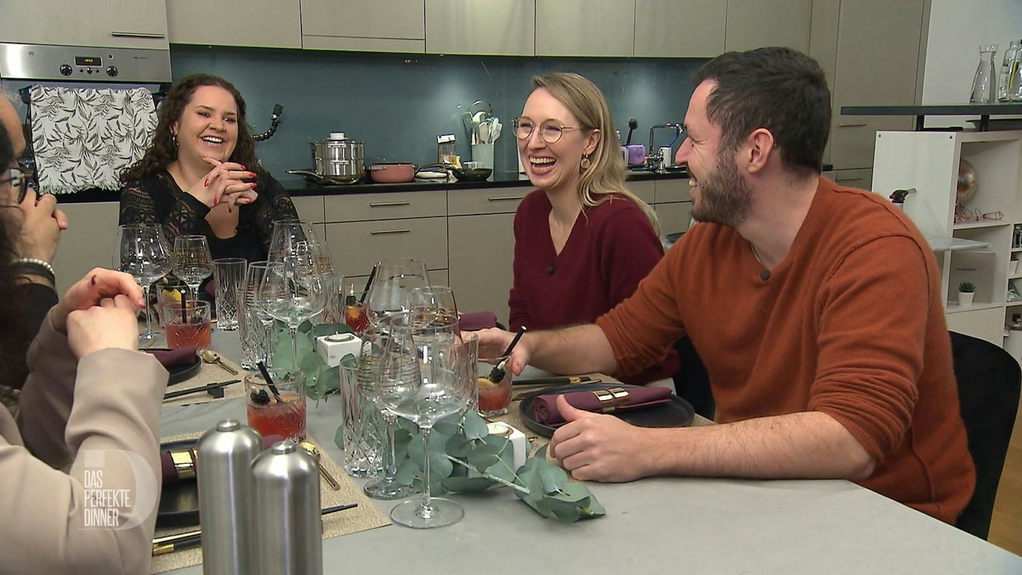 Schon bei der Begrüßung sind alle erleichtert: Die Truppe scheint lustig zu sein. Von links: Dana, Anja und Cédric.
(Bild: RTL)