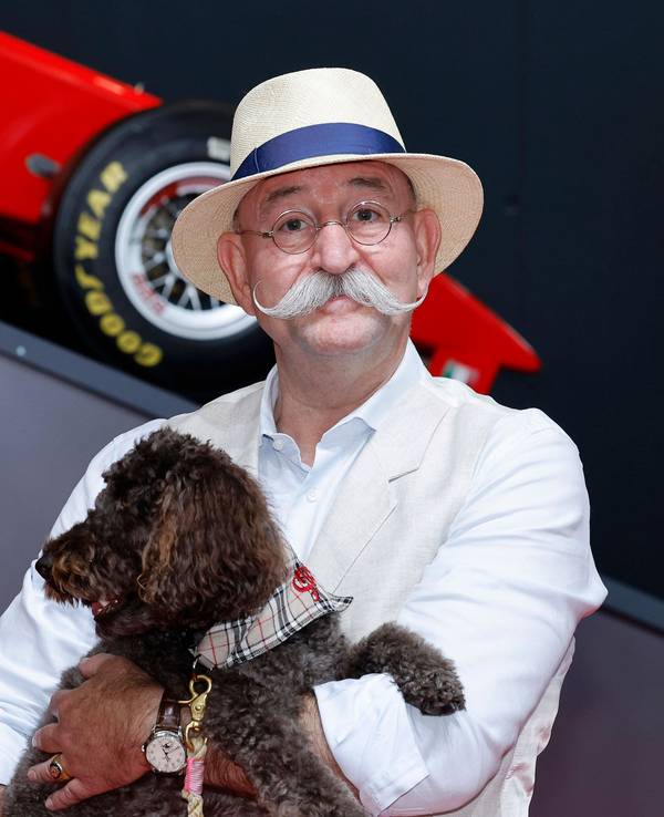 Horst Lichter trägt seinen Hund Bella in seinen Armen.