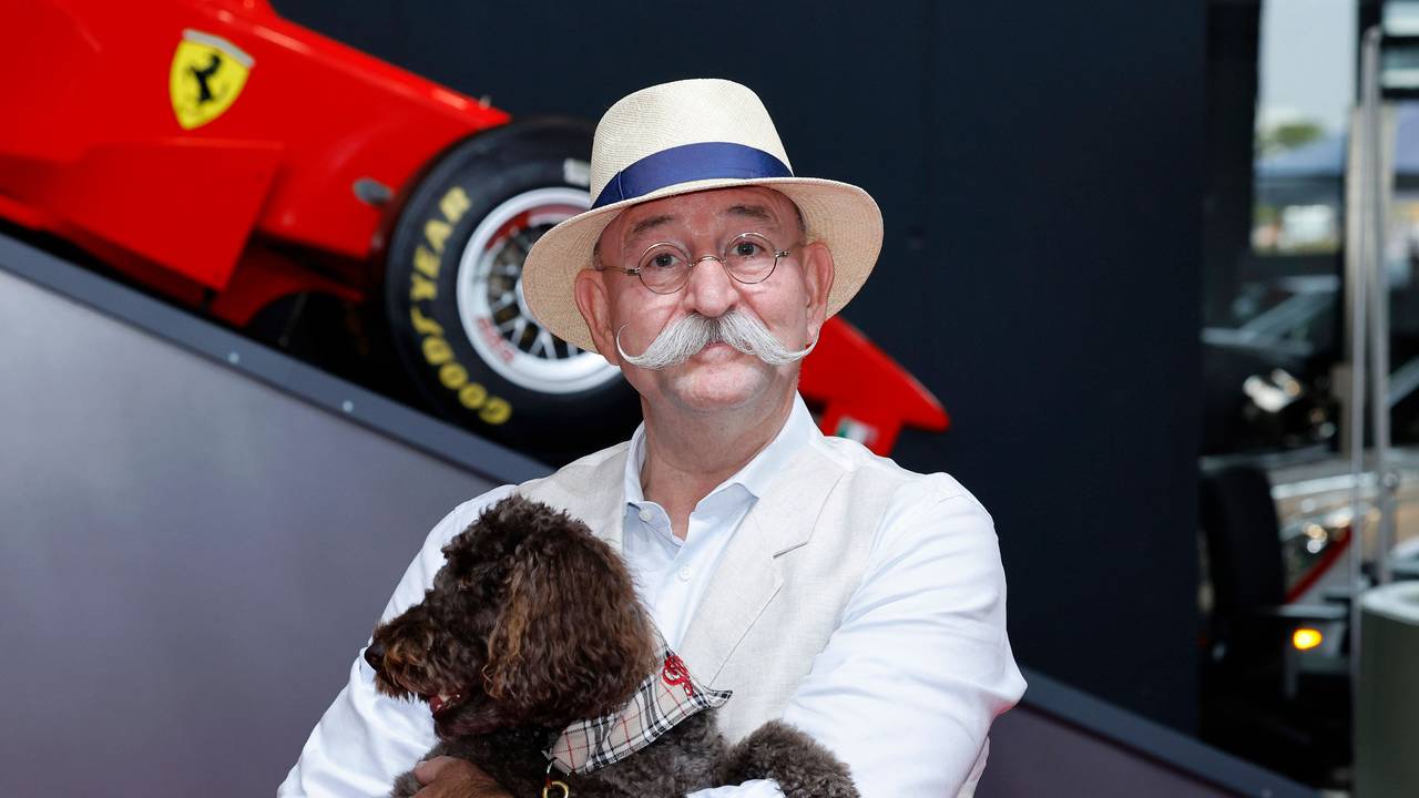 Horst Lichter trägt seinen Hund Bella in seinen Armen.