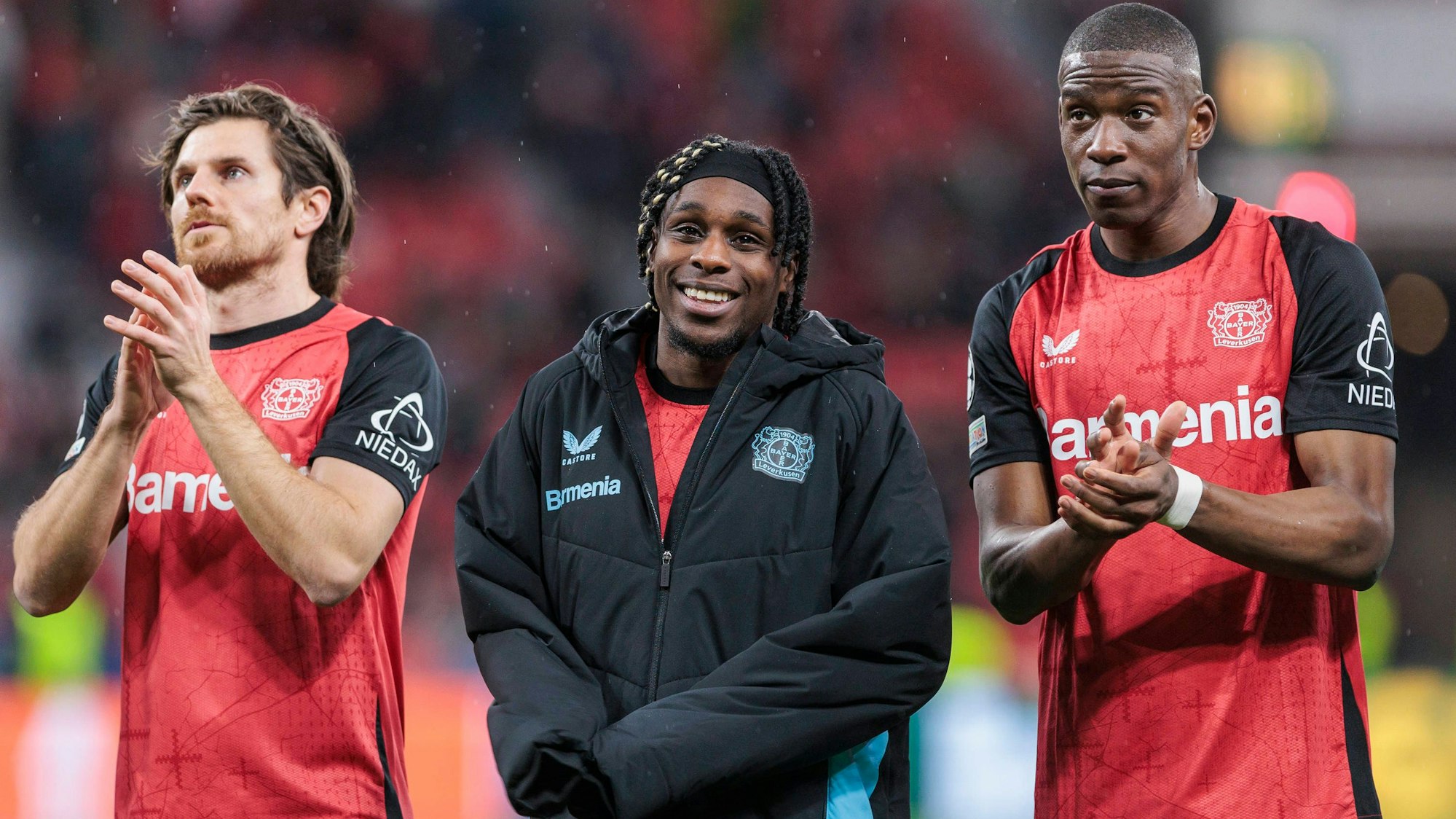 Jonas Hofmann (l.), Jeremie Frimpong (M.) und Nordi Mukiele bedanken sich bei den Fans.