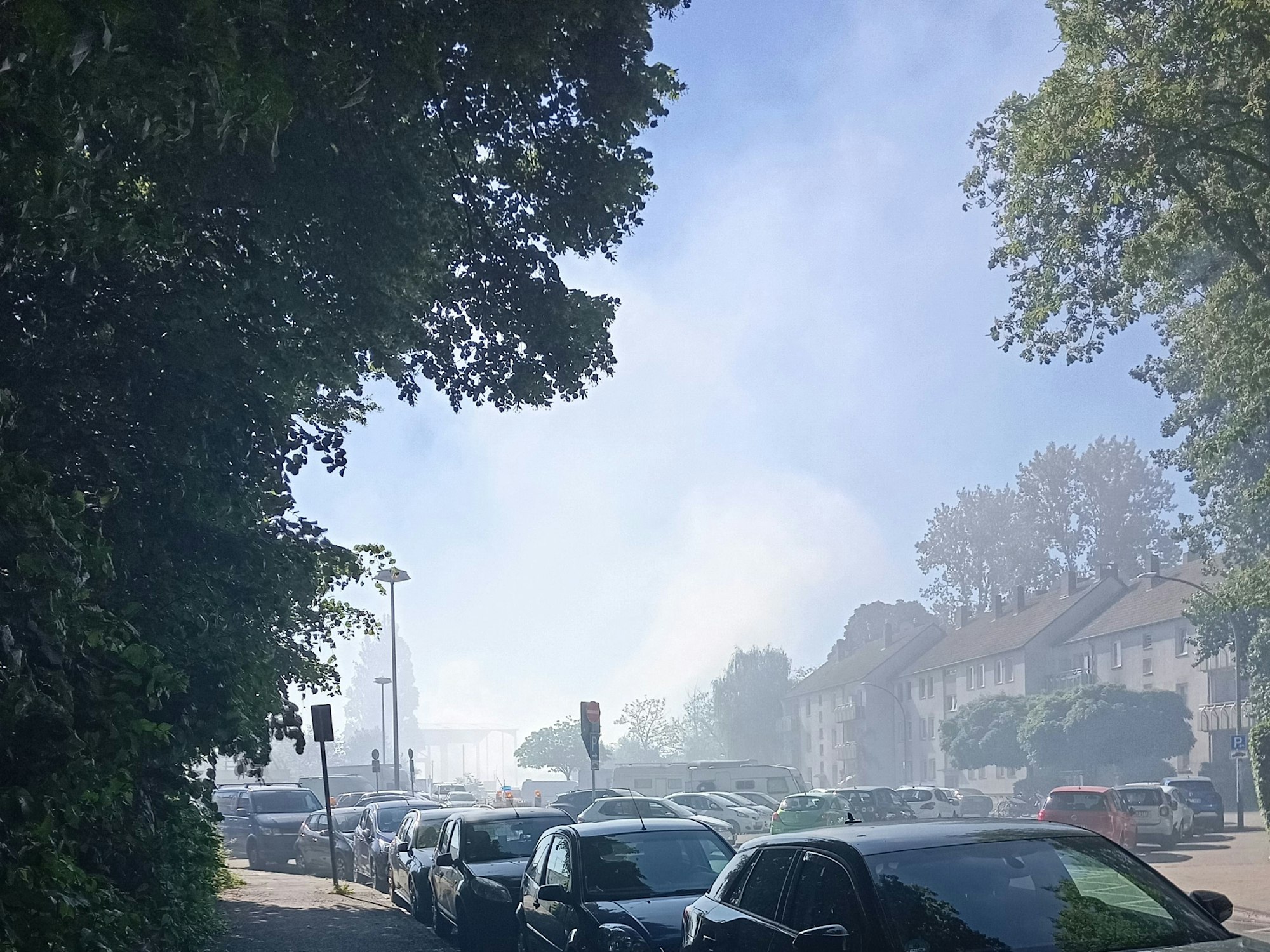 Feuerrauch zieht durch eine Straße.