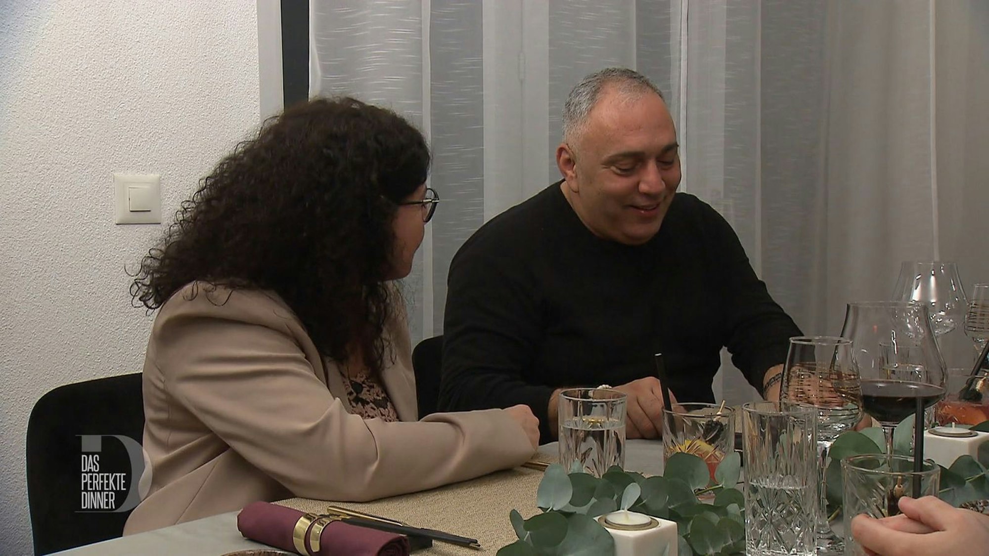 Sonia und Pasqualino stellen überrascht fest: Sie kommen aus demselben Dorf in Kalabrien.
(Bild: RTL)