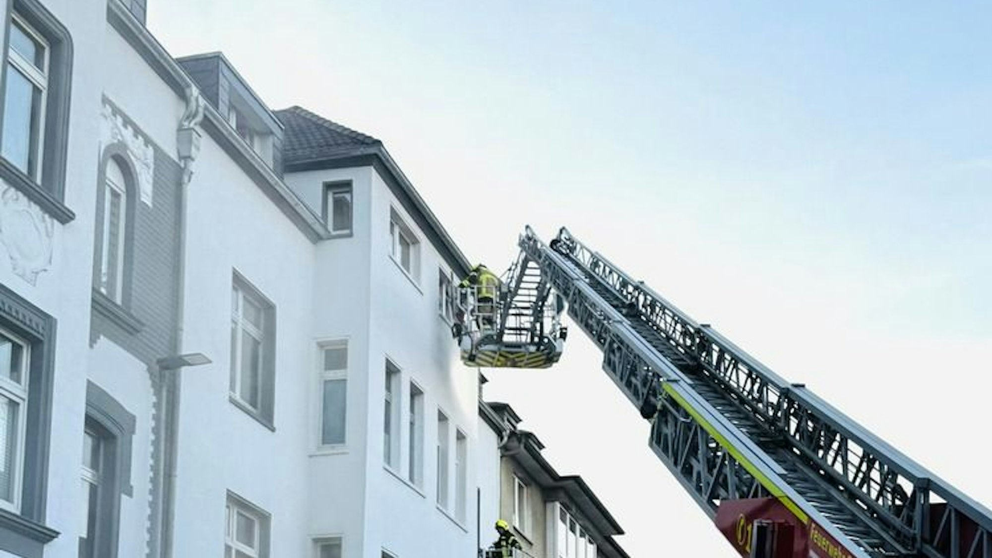 Feuerwehrfahrzeug mit ausgefahrener Drehleiter bei einem Wohnungsbrand in Gelsenkirchen Schalke-Nord