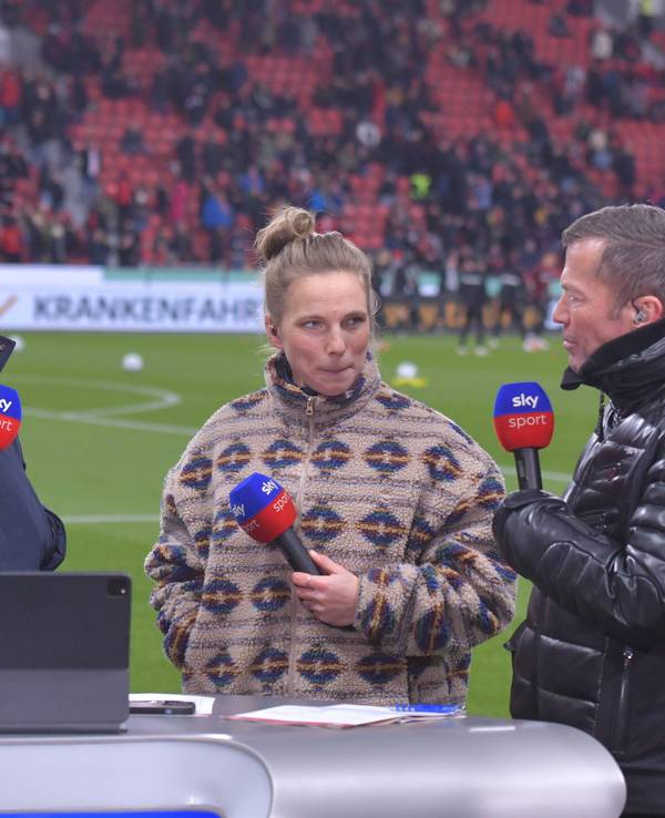 Bayerns Sport-Boss Max Eberl (l.), Tabea Kemme und Lothar Matthäus (M.) im Interview vor dem Spiel.