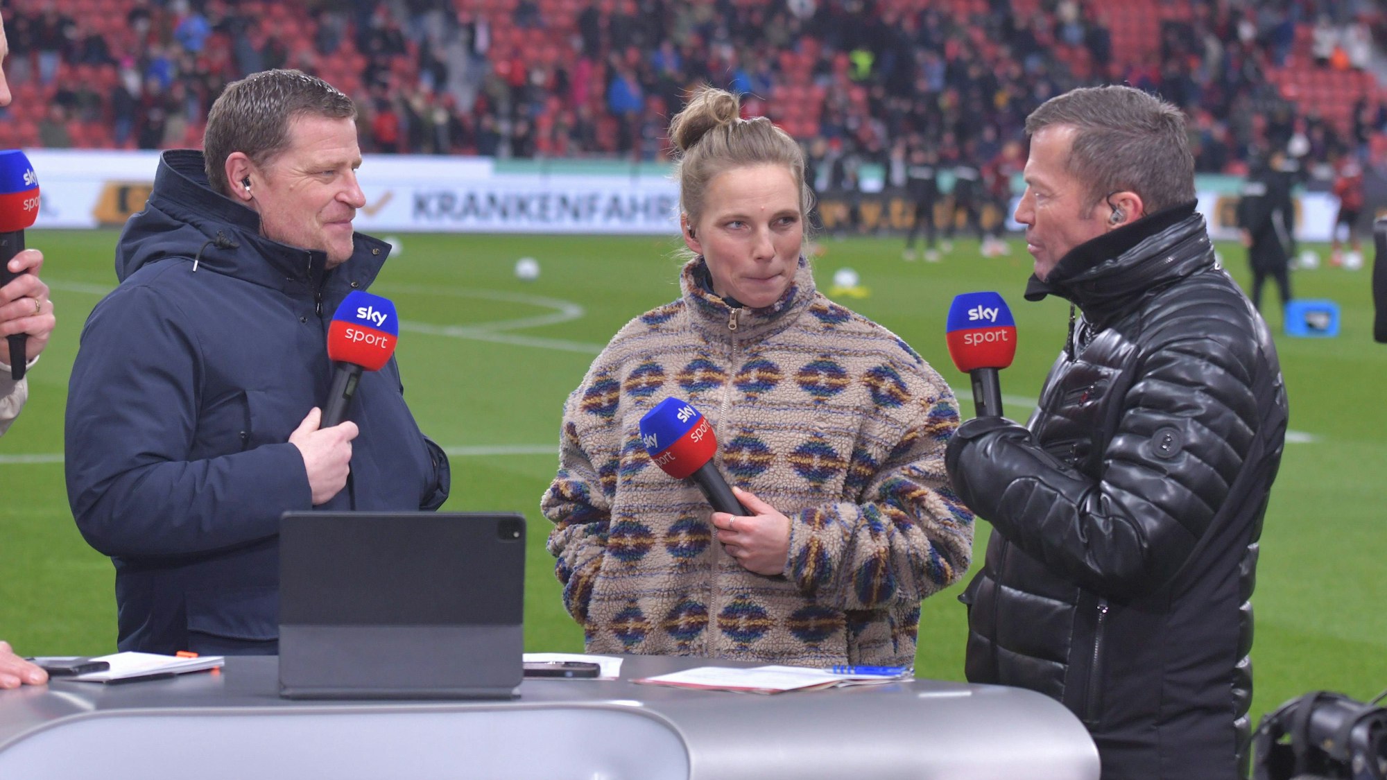 Bayerns Sport-Boss Max Eberl (l.), Tabea Kemme und Lothar Matthäus (M.) im Interview vor dem Spiel.