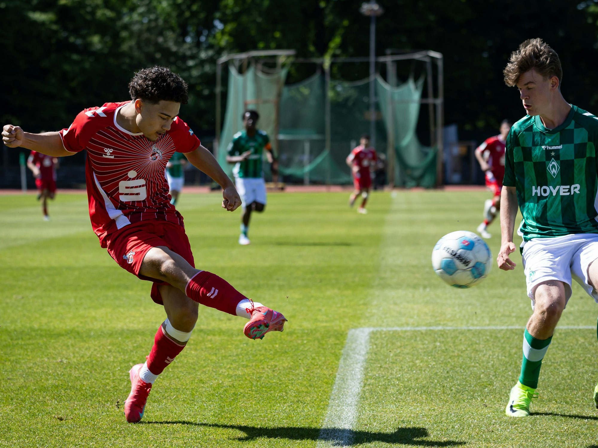Justin von der Hitz (Köln) flankt gegen Bremen.