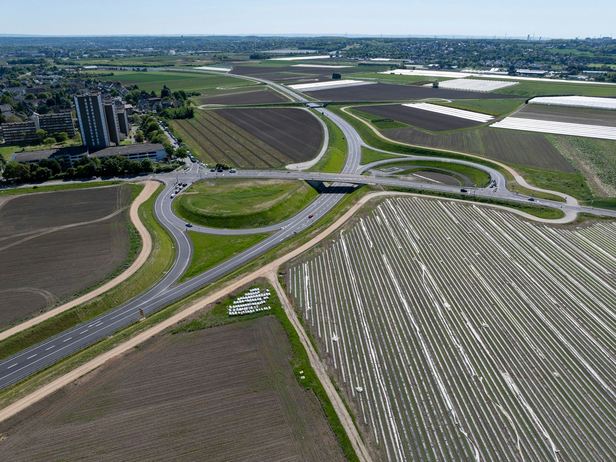 Blick auf die Ortsumgehung B51n in Köln-Meschenich am 10. Mai 2025.