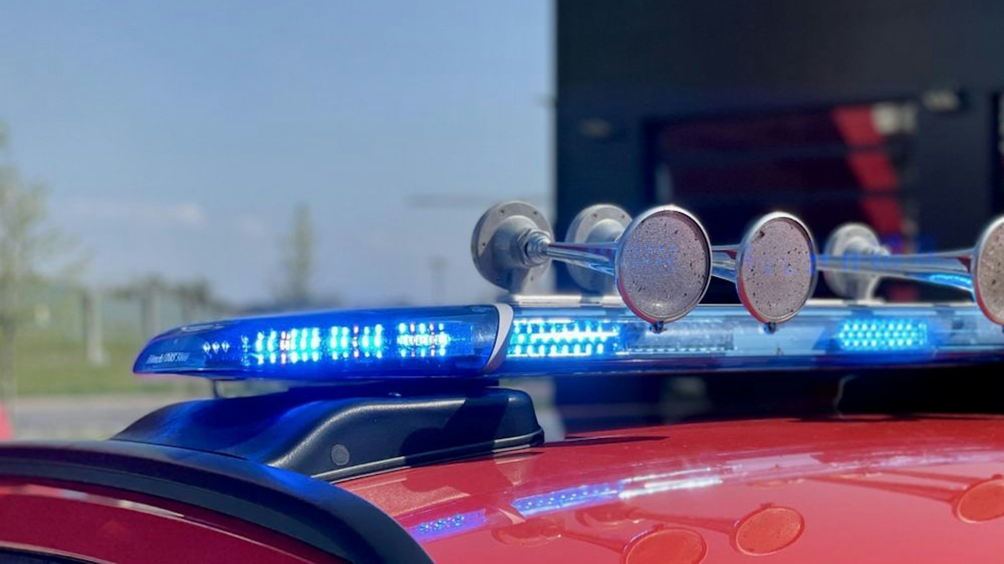 Einsatzfahrzeug der Feuerwehr Alpen bei einem Einsatz wegen einer Rauchentwicklung in einer Tiefgarage