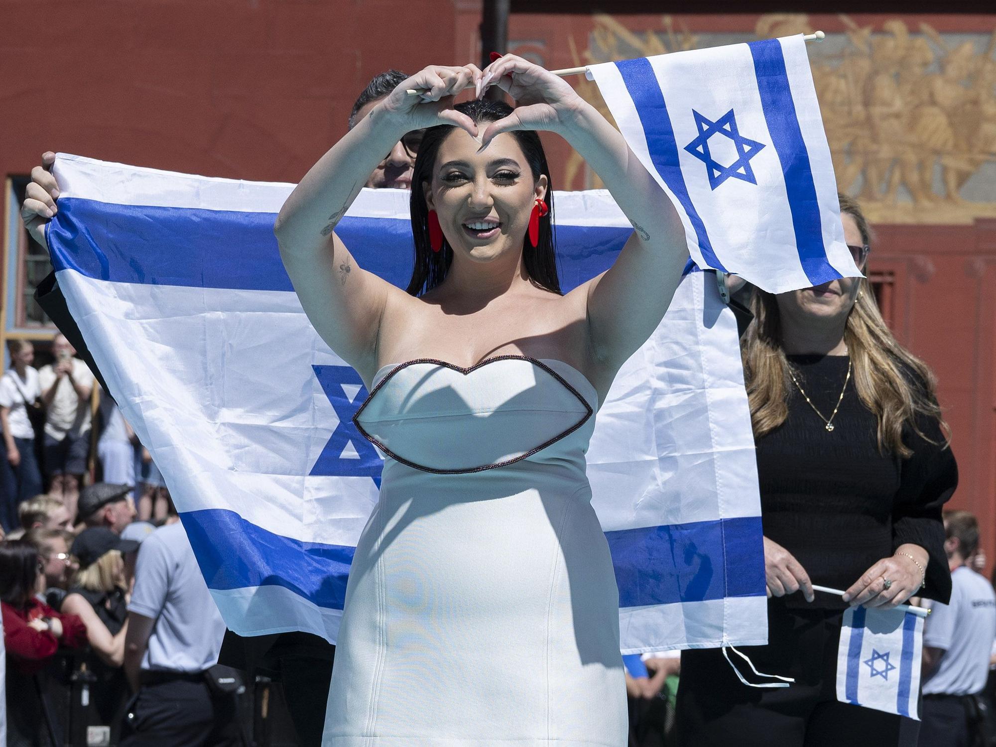 Yuval Raphael, ESC-Kandidatin für Israel, geht während der Eröffnungsfeier auf dem türkisfarbenen Teppich des 69. Eurovision Song Contest.
