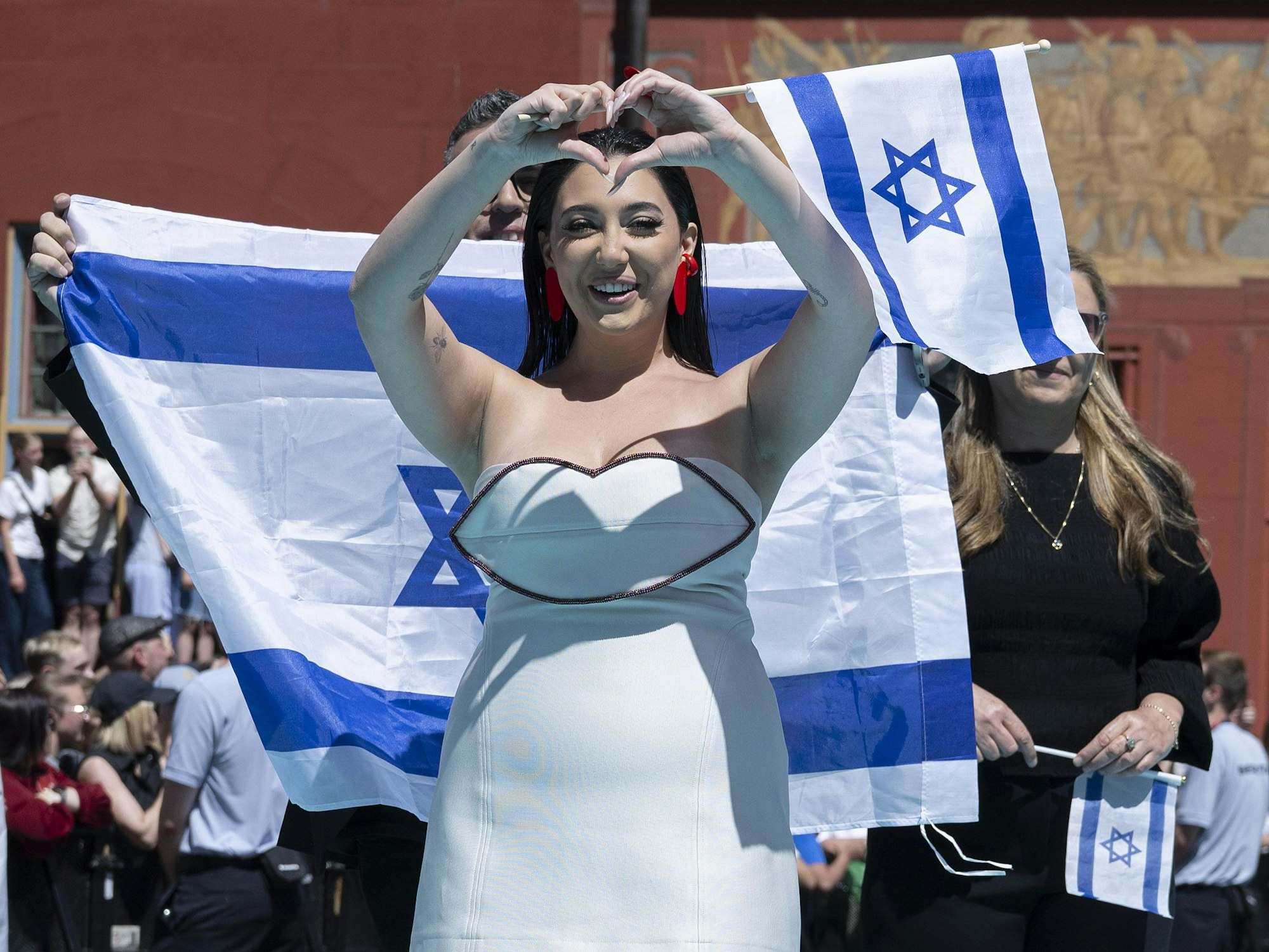 Yuval Raphael, ESC-Kandidatin für Israel, geht während der Eröffnungsfeier auf dem türkisfarbenen Teppich des 69. Eurovision Song Contest.