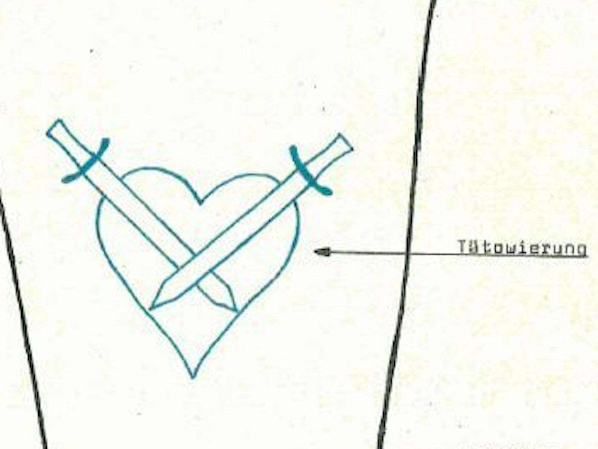 Auffällige Tätowierung am linken Unterarm: blaues Herz mit gekreuzten Schwertern