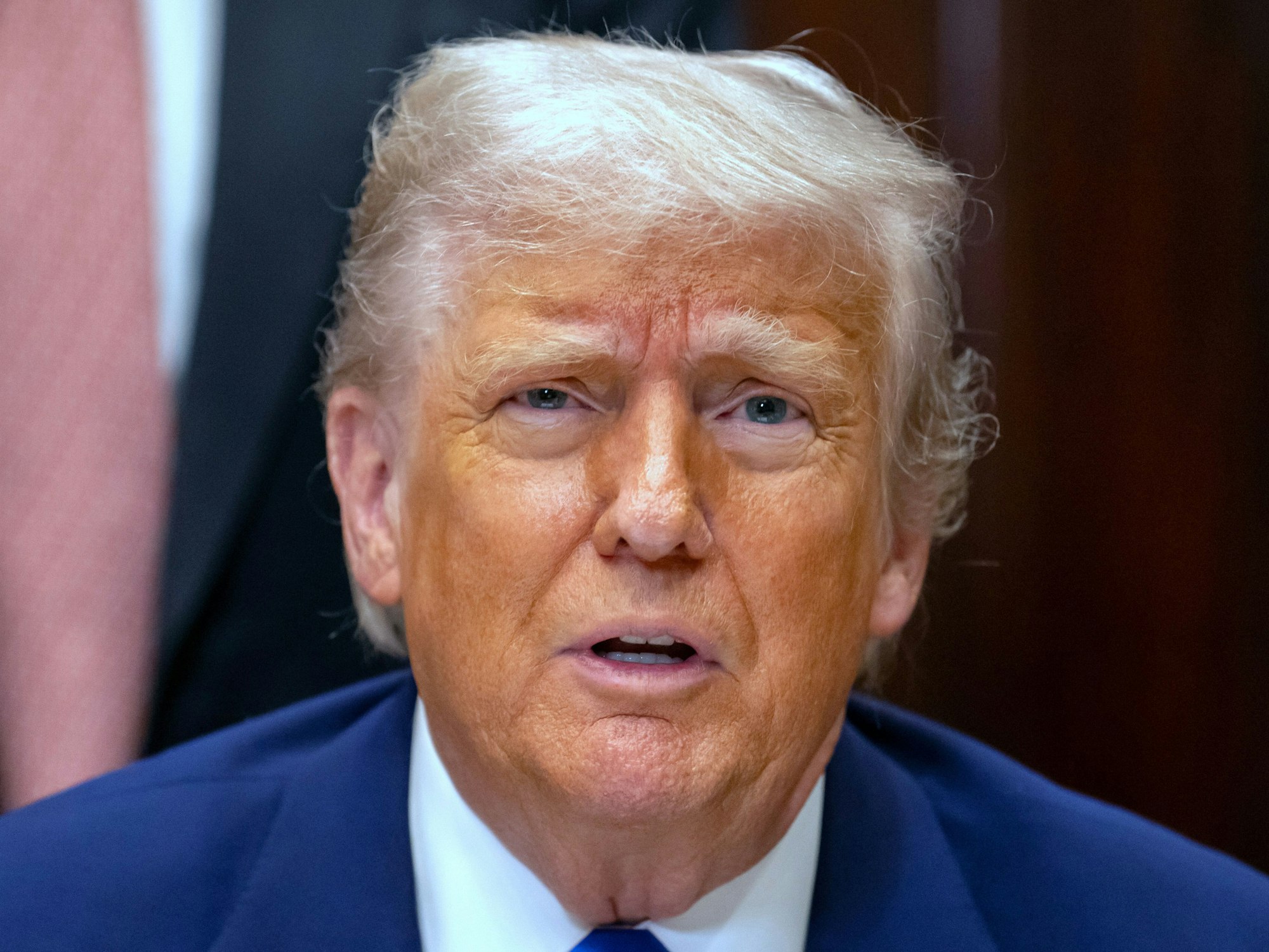 US-Präsident Donald Trump antwortet auf die Frage eines Reporters während einer Veranstaltung am 12. Dezemebr im Roosevelt Room im Weißen Haus.