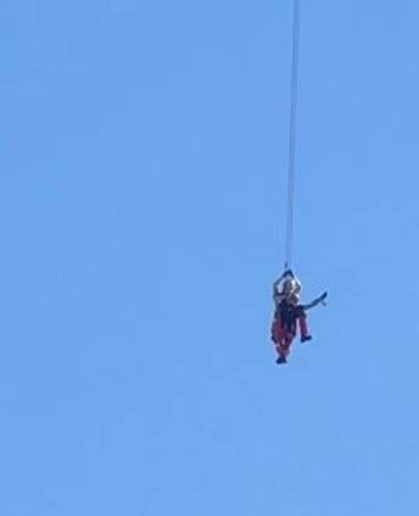 Die Höhenrettung der Feuerwehr übt am Colonius.
