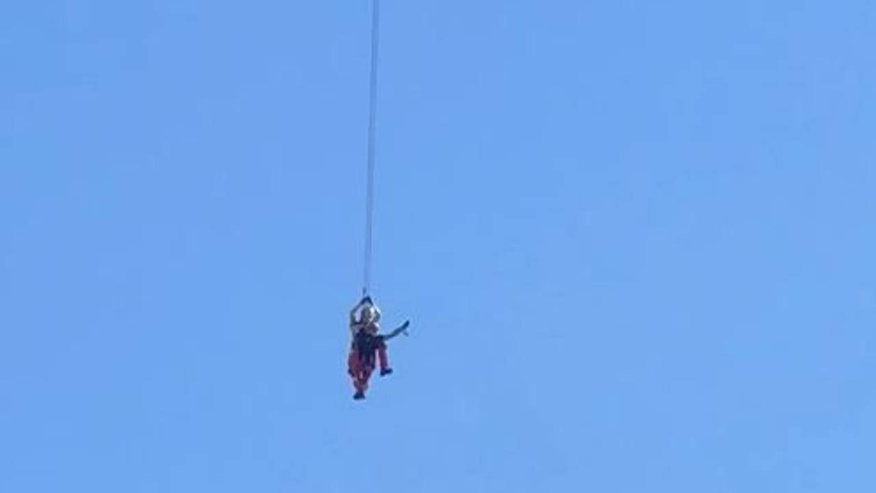 Die Höhenrettung der Feuerwehr übt am Colonius.