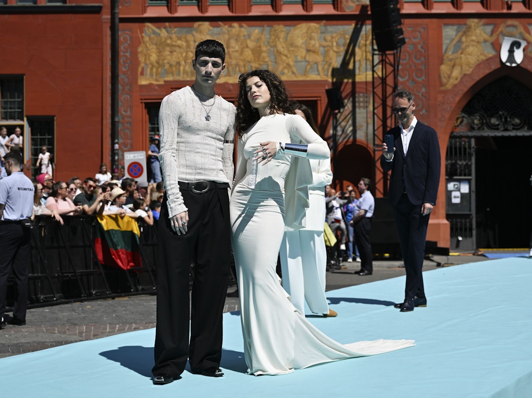 Abor und Tynna stehen auf dem türkisfarbenen Teppich während der Eröffnungsfeier des 69. Eurovision Song Contest. Das Duo tritt für Deutschland an.