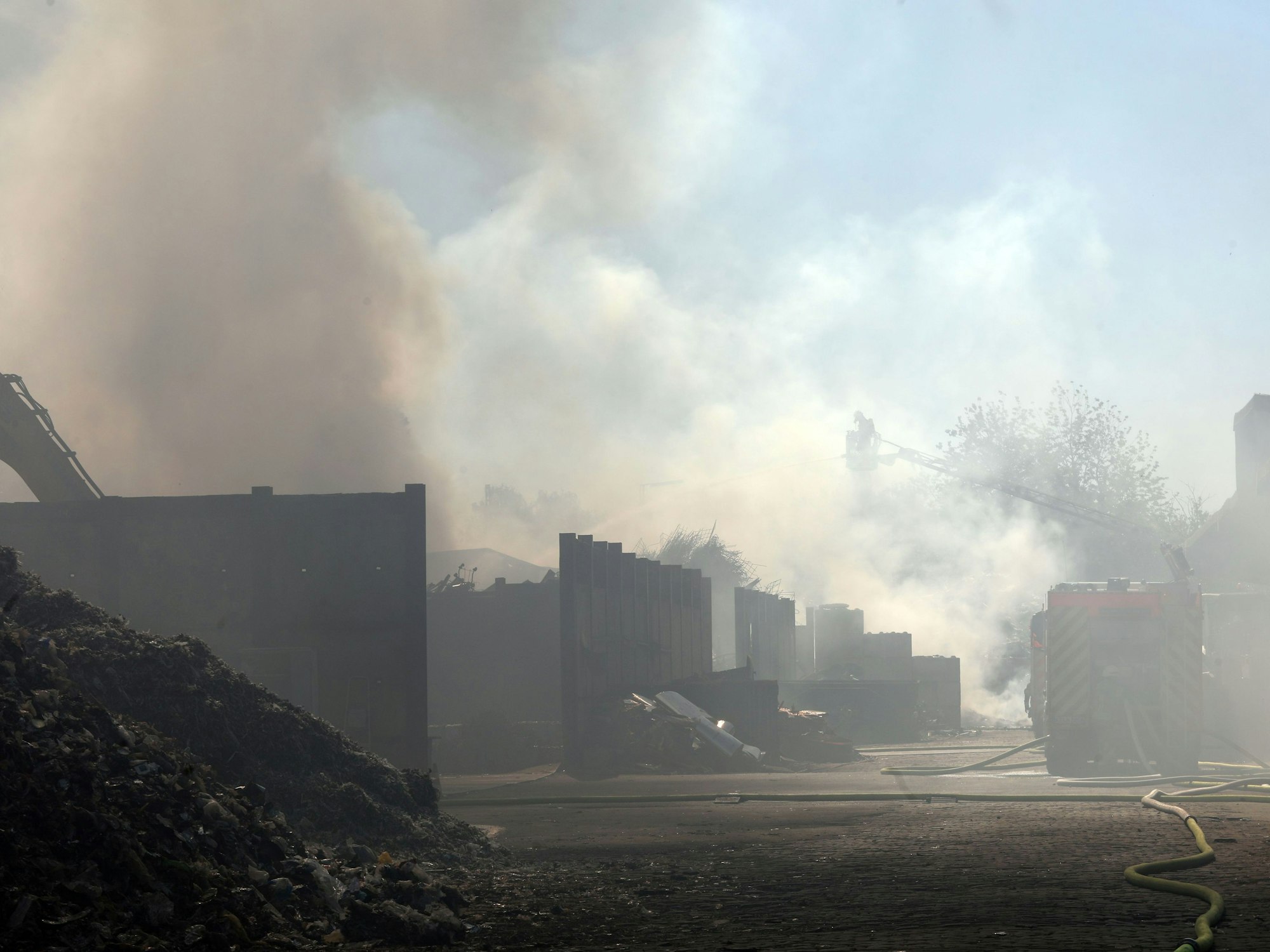 Aus brennendem Müll steigt dichter Rauch auf.