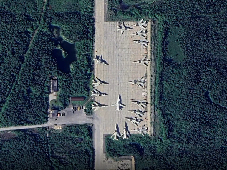 Satellitenbilder von Planet Labs zeigen, wie Moskau seine Militärpräsenz an der finnischen Grenze verstärkt. Hier ist der Luftwaffenstützpunkt in Olenja zu sehen.Planet Labs PBC/Airbus via SVT