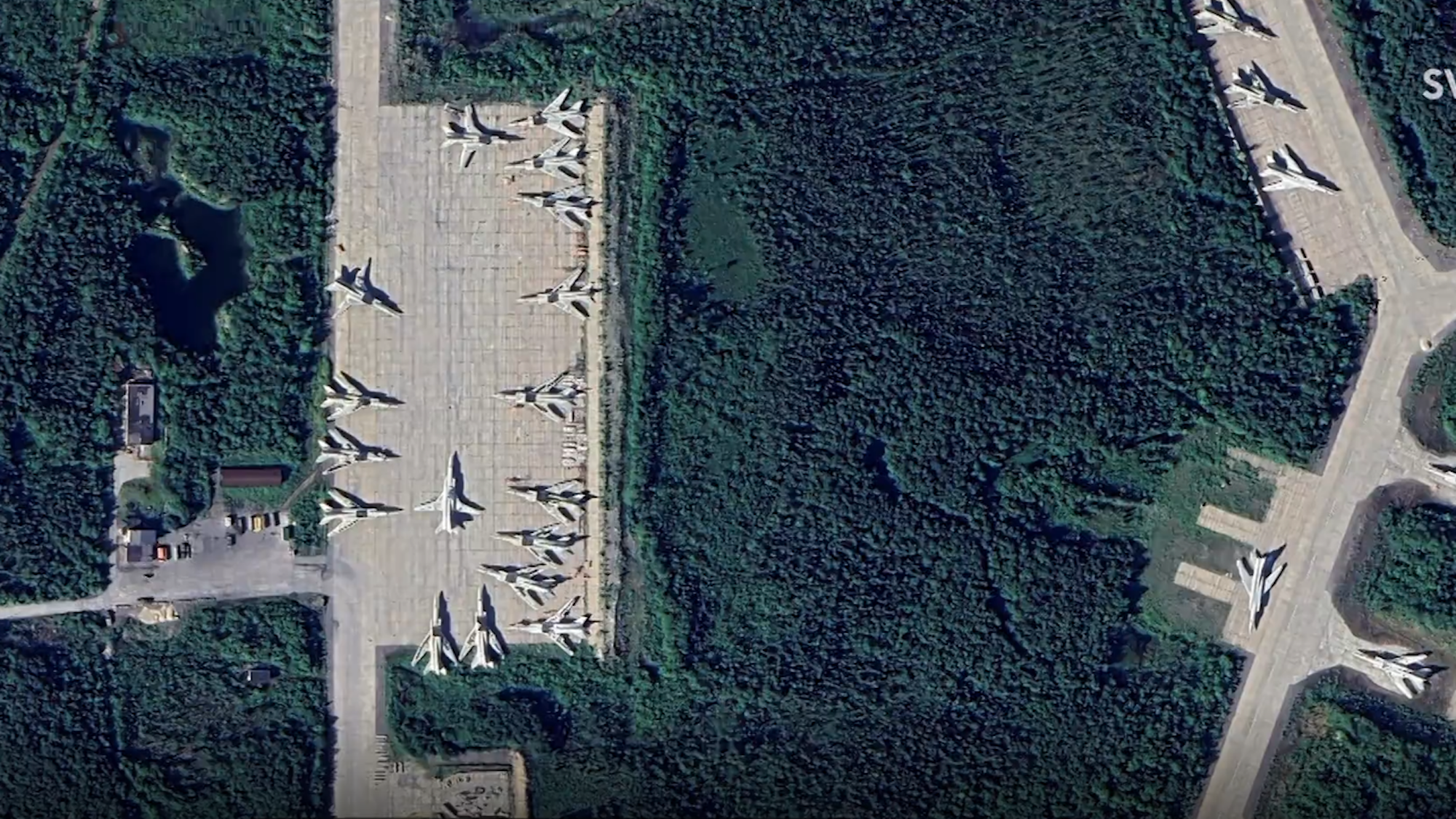 Satellitenbilder von Planet Labs zeigen, wie Moskau seine Militärpräsenz an der finnischen Grenze verstärkt. Hier ist der Luftwaffenstützpunkt in Olenja zu sehen.Planet Labs PBC/Airbus via SVT
