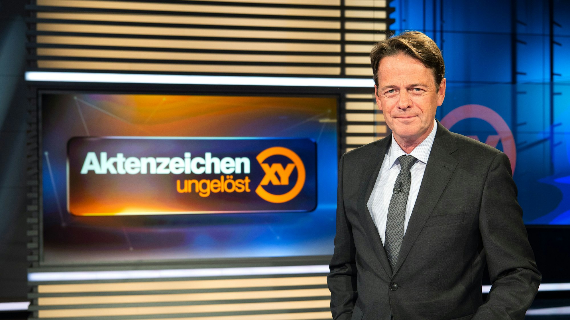 Das Bild zeigt ZDF-Moderator Rudi Cerne im Studio der Sendung „Aktenzeichen XY ... ungelöst“