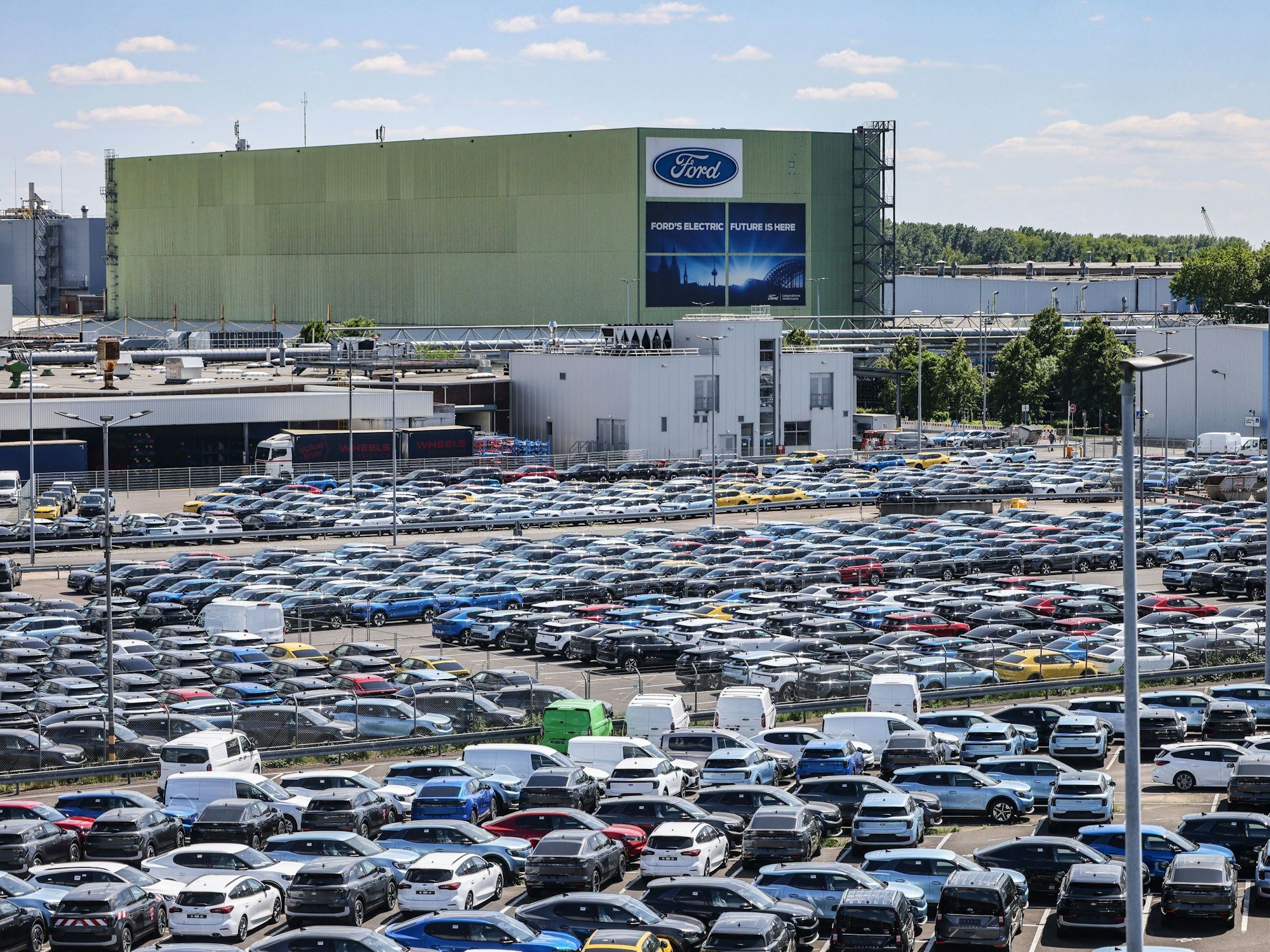 Autos stehen auf einem Parkplatz.
