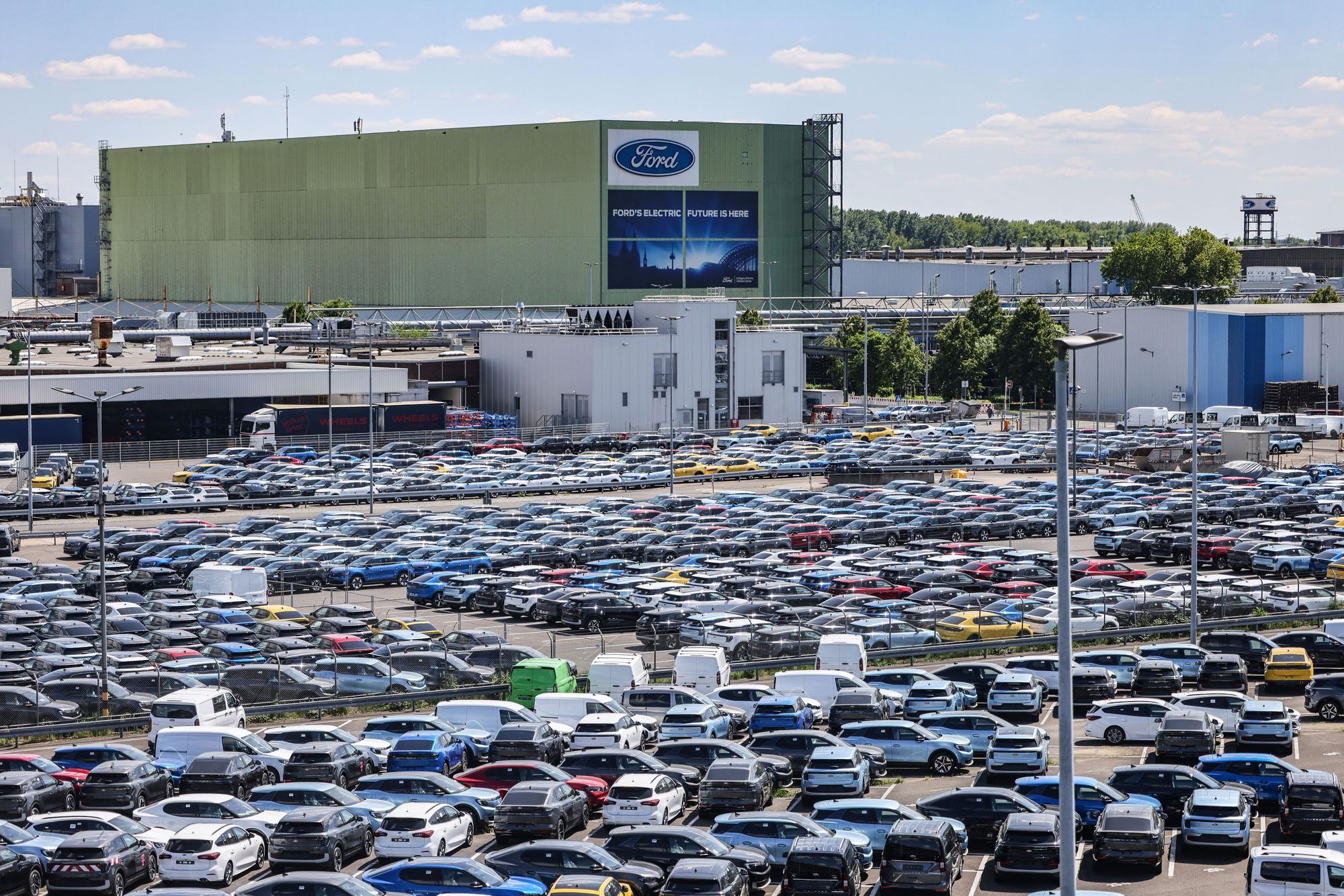 Neuwagen stehen auf dem Gelände von Ford in Köln.