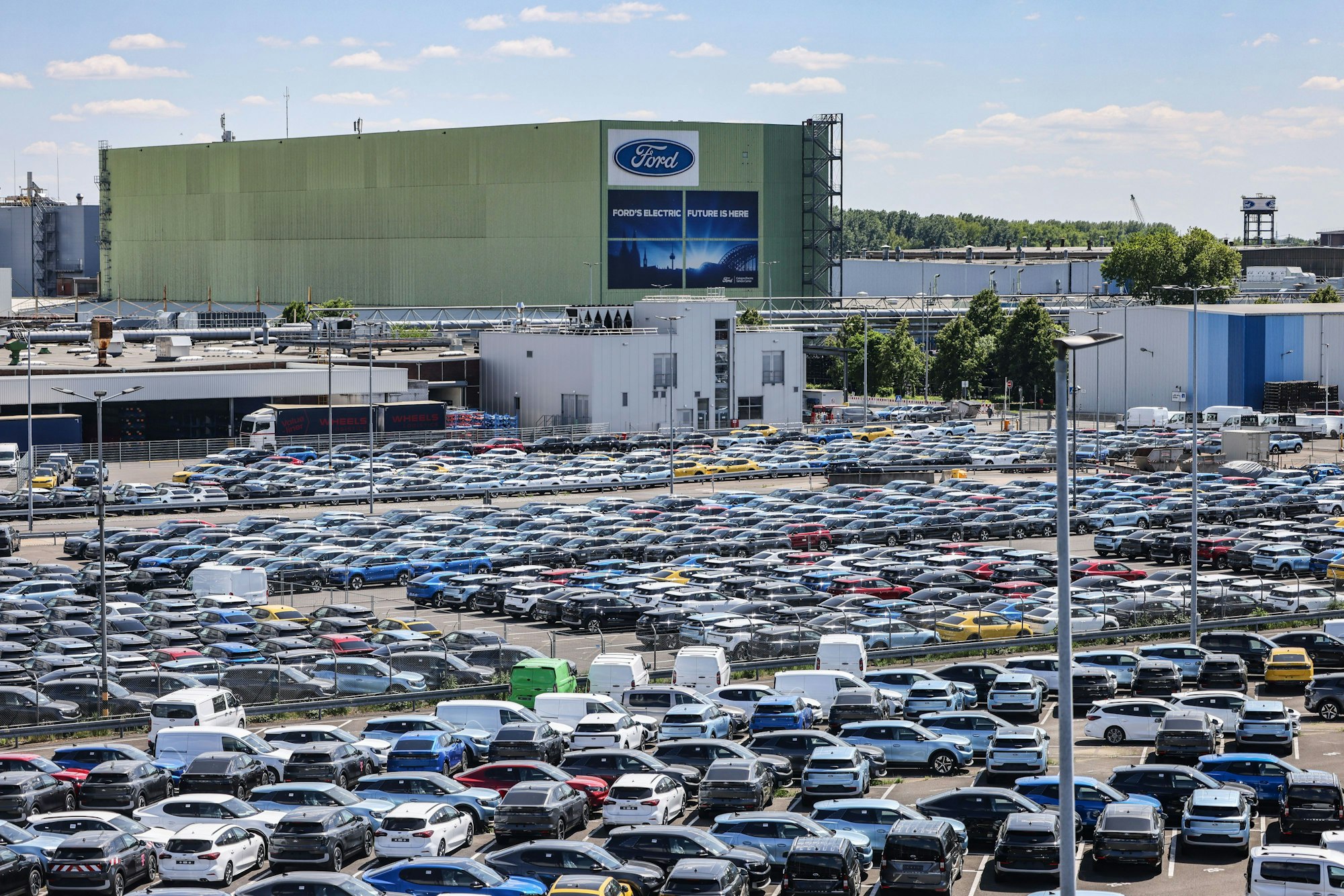 Neuwagen stehen auf dem Gelände von Ford in Köln.